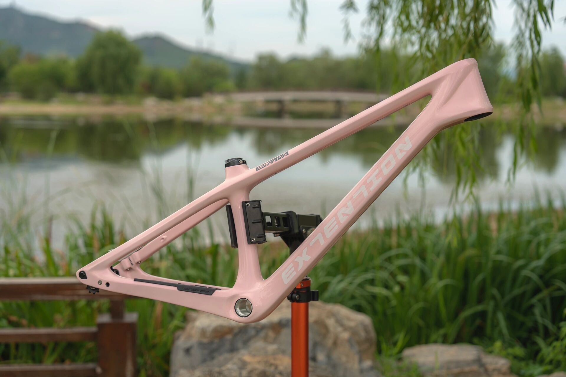 给媳妇定制的碳纤维土坡车架到货了! 开启组车模式!