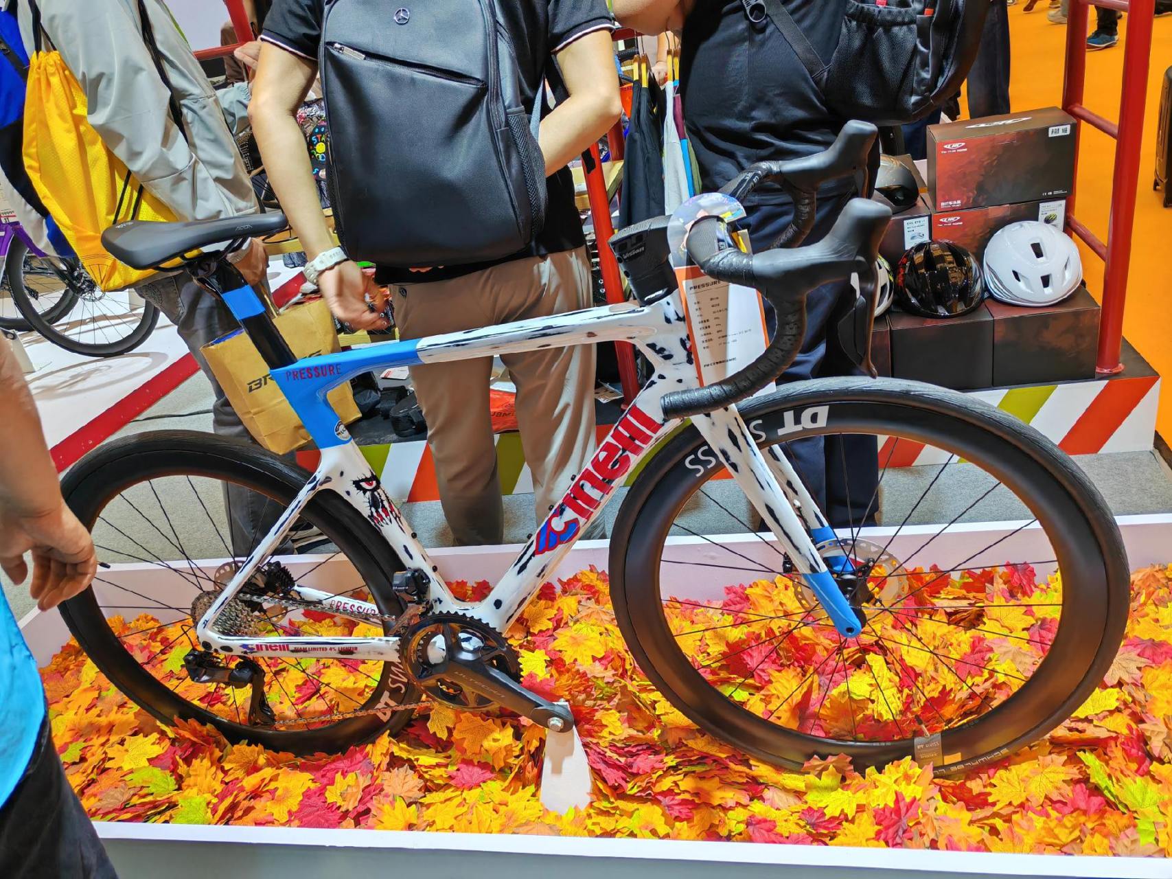 意大利吸奶力cinelli pressure碳纤维公路车,需要找我,正品,可预订