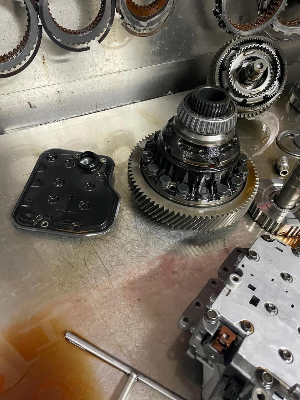 5变速箱行驶中冲击,离合器打滑维修,装配爱信u151变速箱,更换修包摩擦