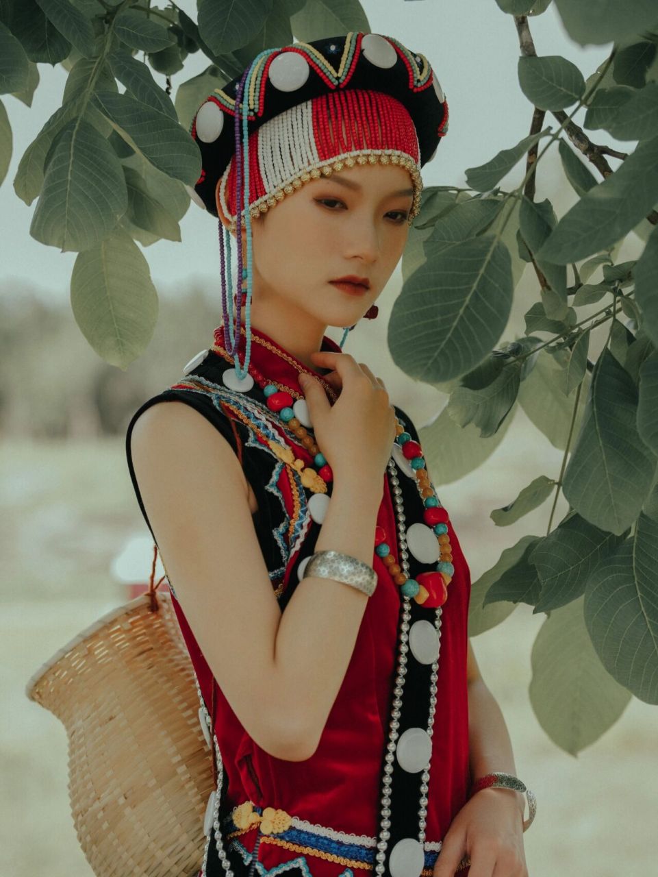 傈僳族传统服饰各地不一,甚至同一地区就有各种不同款式的服装