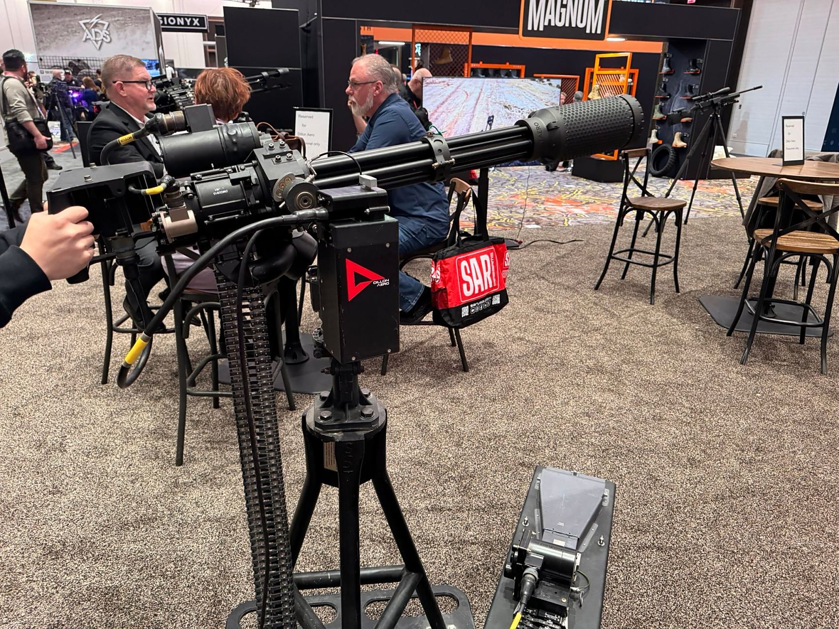 维加斯枪展上dillon aero公司展出的配备有消音器的m134"迷你岗"机枪