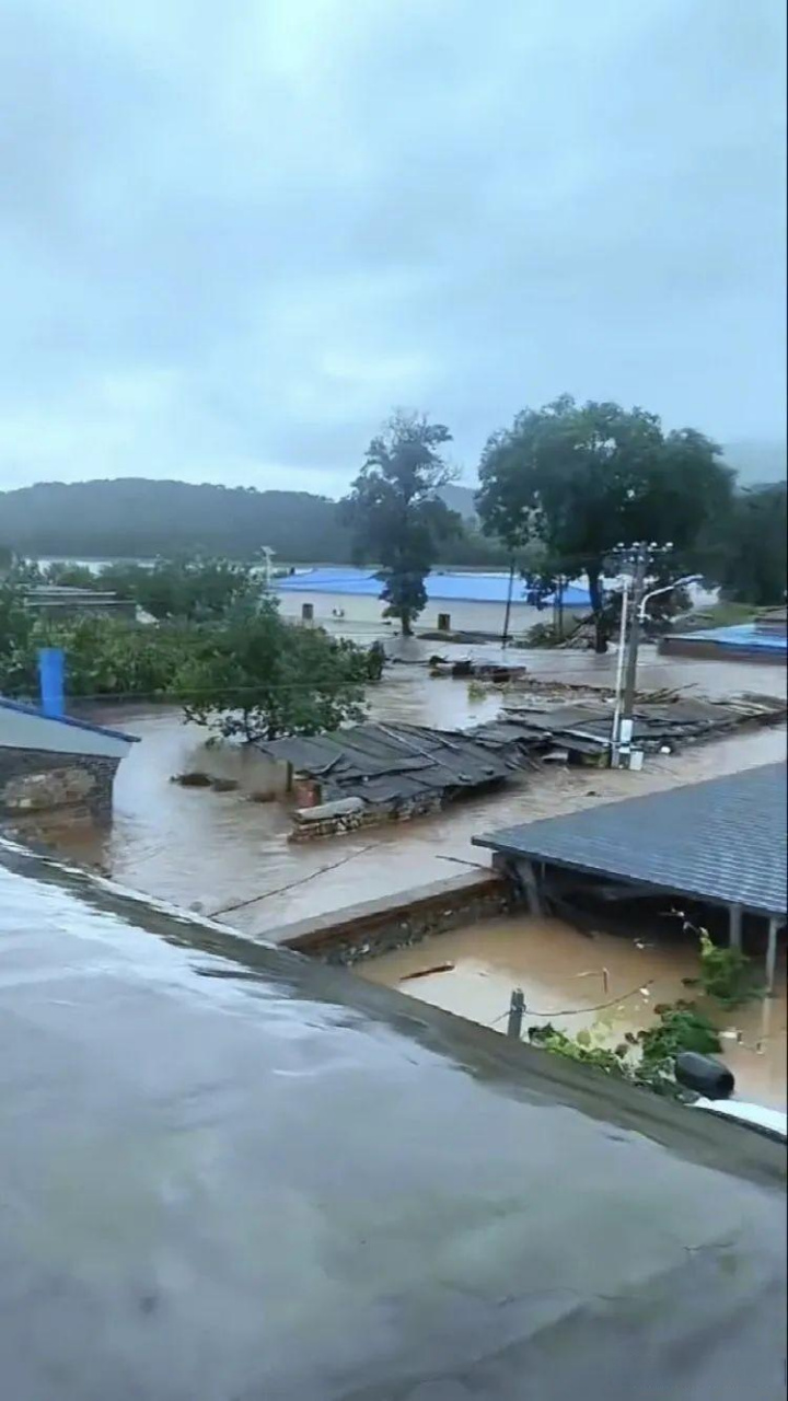 辽宁省西部地区出现暴雨到大暴雨,葫芦岛市部分乡镇出现特大暴雨