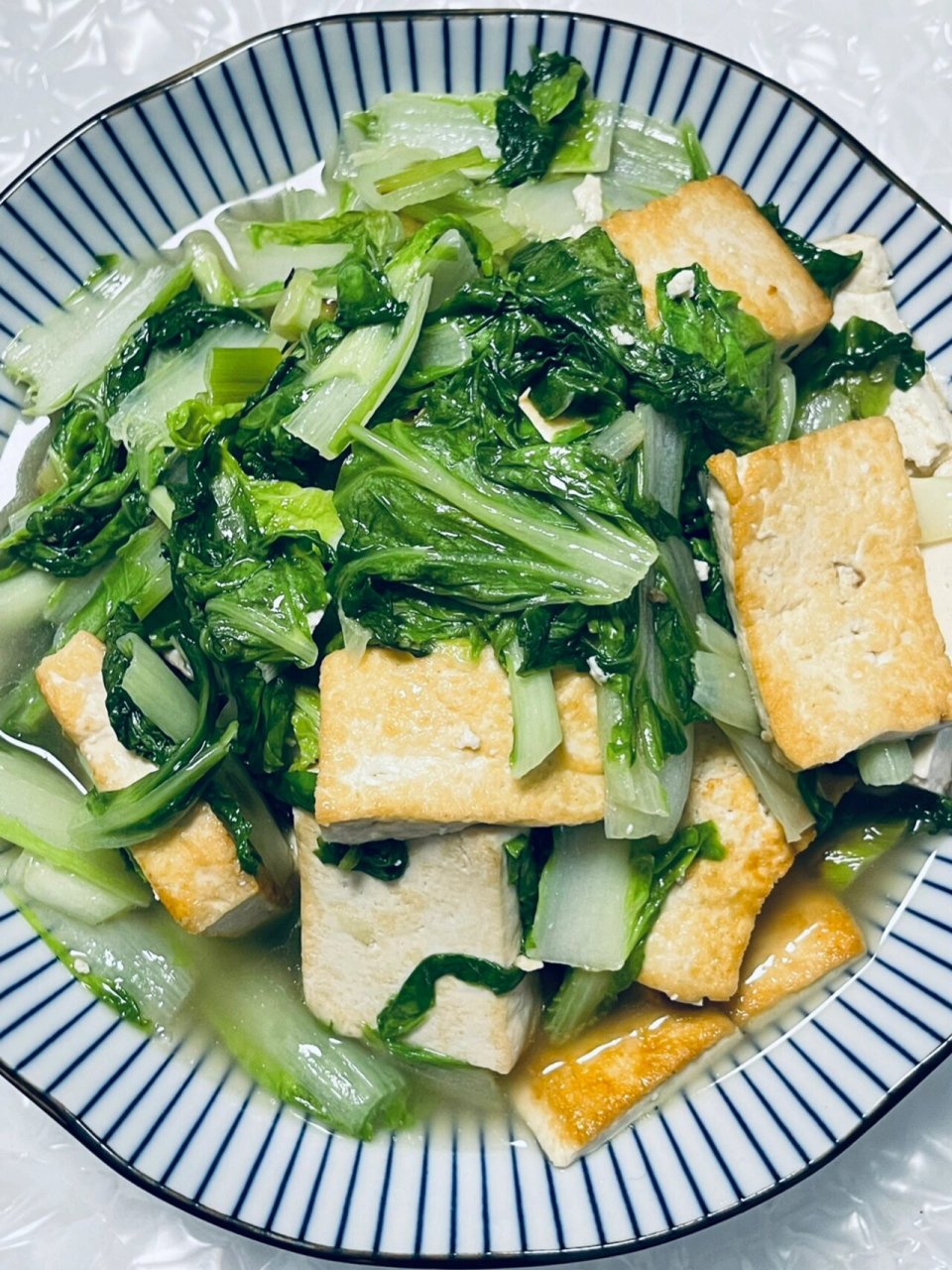 妈妈菜谱丨杭白菜炒豆腐 16615老豆腐切小块,杭白菜洗净切段备用.