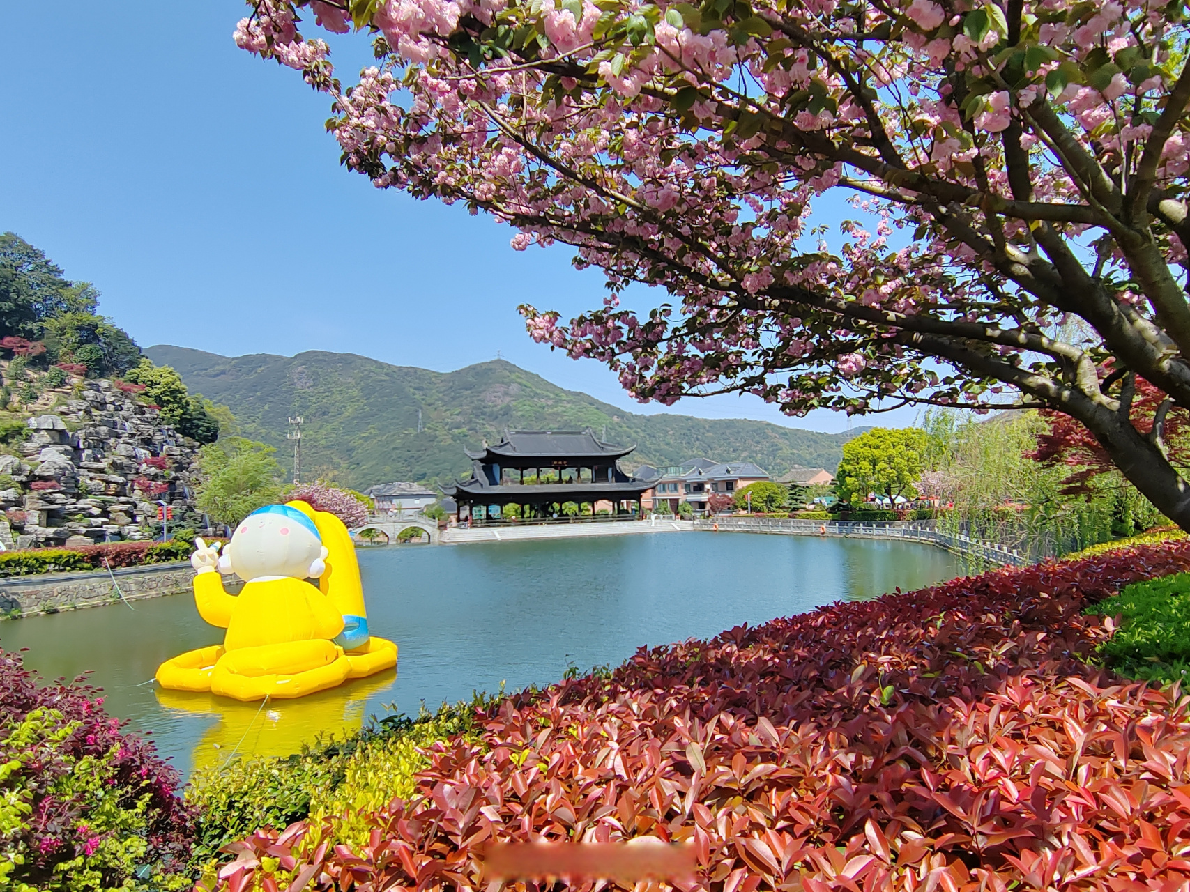 【奉化金峨村新面貌】#美丽宁波#当美丽的景色遇到新潮的设计,会碰撞