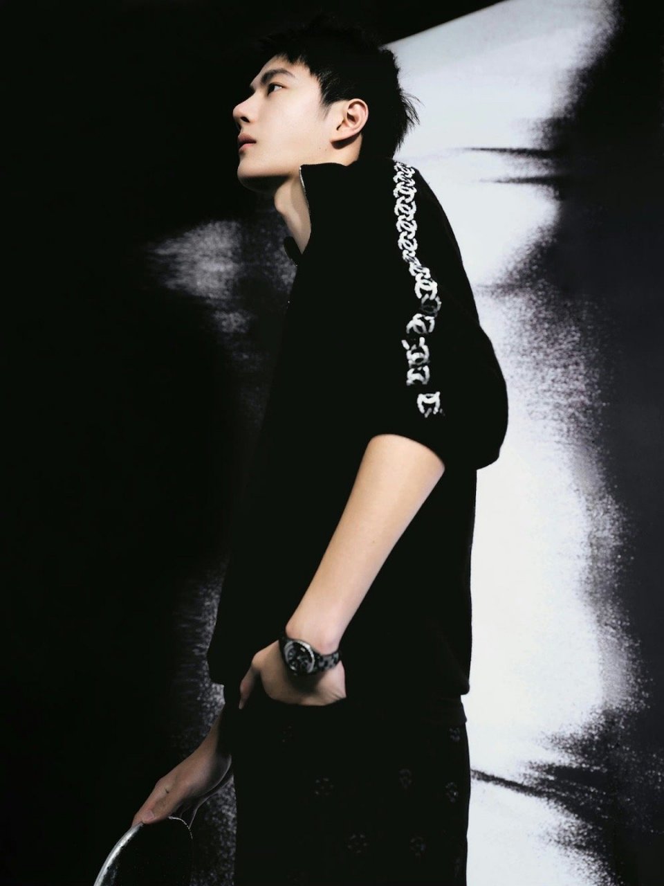 王一博黑白滑板大片# 王一博黑白滑板大片～极简all black造型帅气又