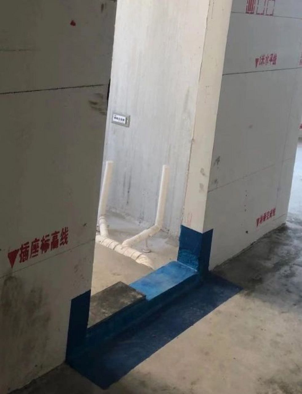 卫生间门口止水坎 1,门槛部位凿毛套浆处理,使止水坎细石混凝土能更加