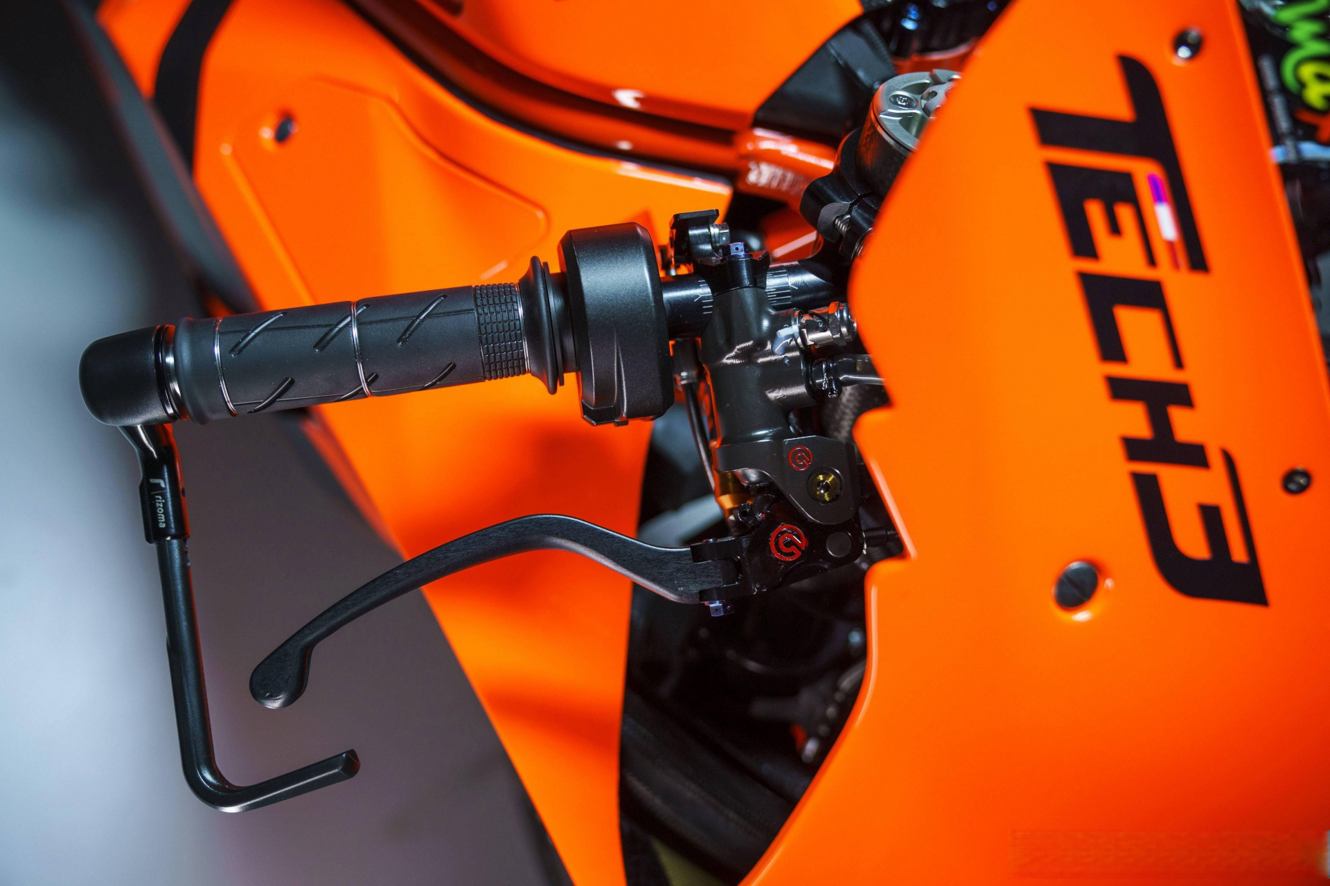 ktm rc16赛车高清图,实在只有8张,第九张只能凑数!强迫症,请原谅!