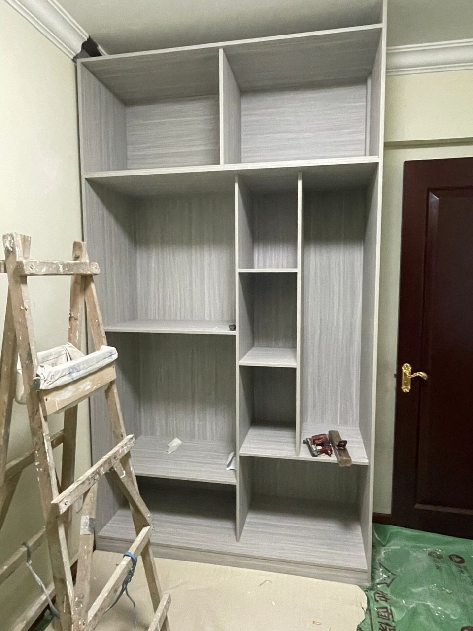 姐妹们帮我看看浅灰色柜体选什么颜色柜门 最近家里在装修,门的颜色不