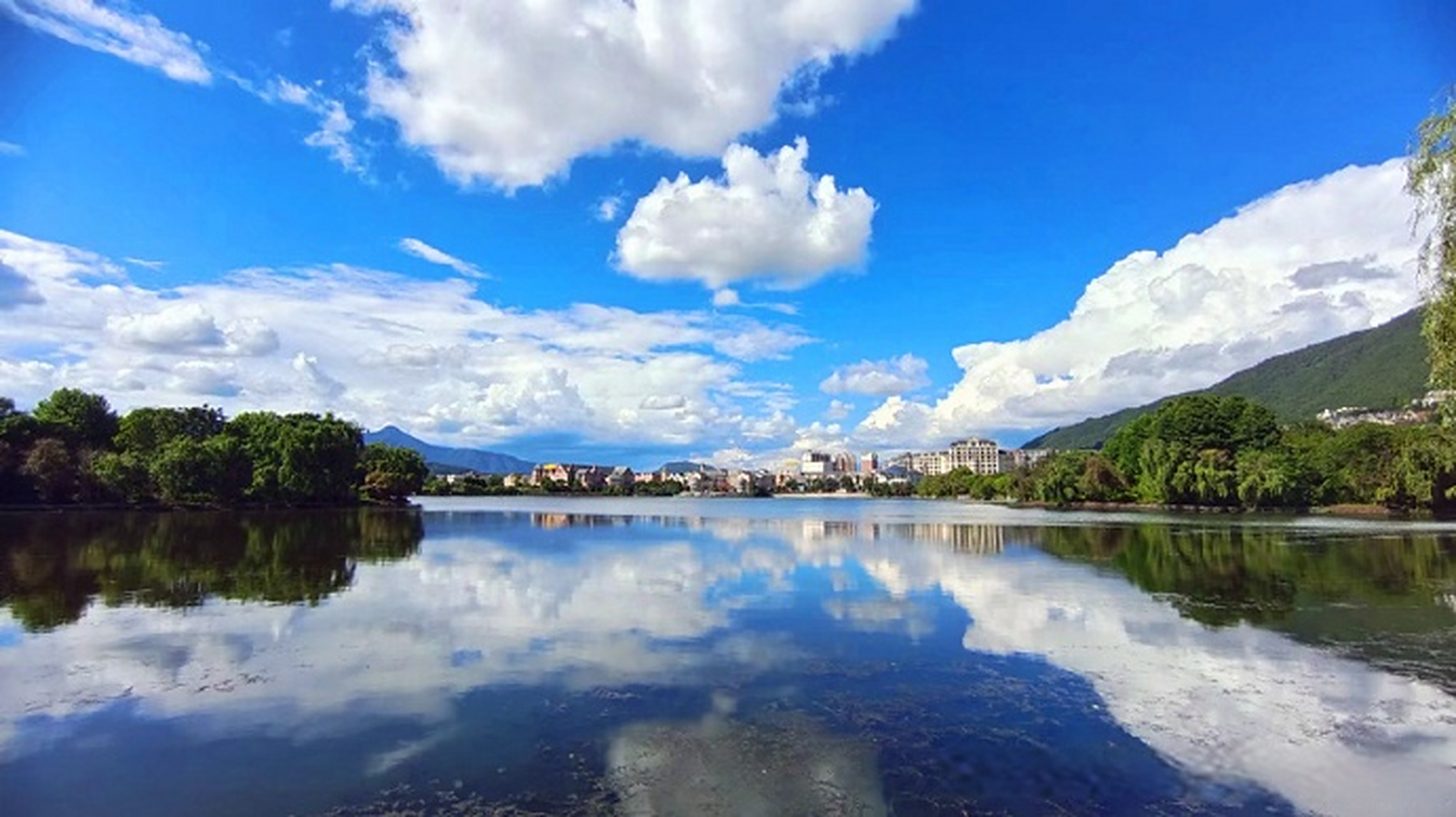 有一种叫云南的生活#【来保山腾冲欢乐湖畔邂逅一场晚霞】欢乐湖是