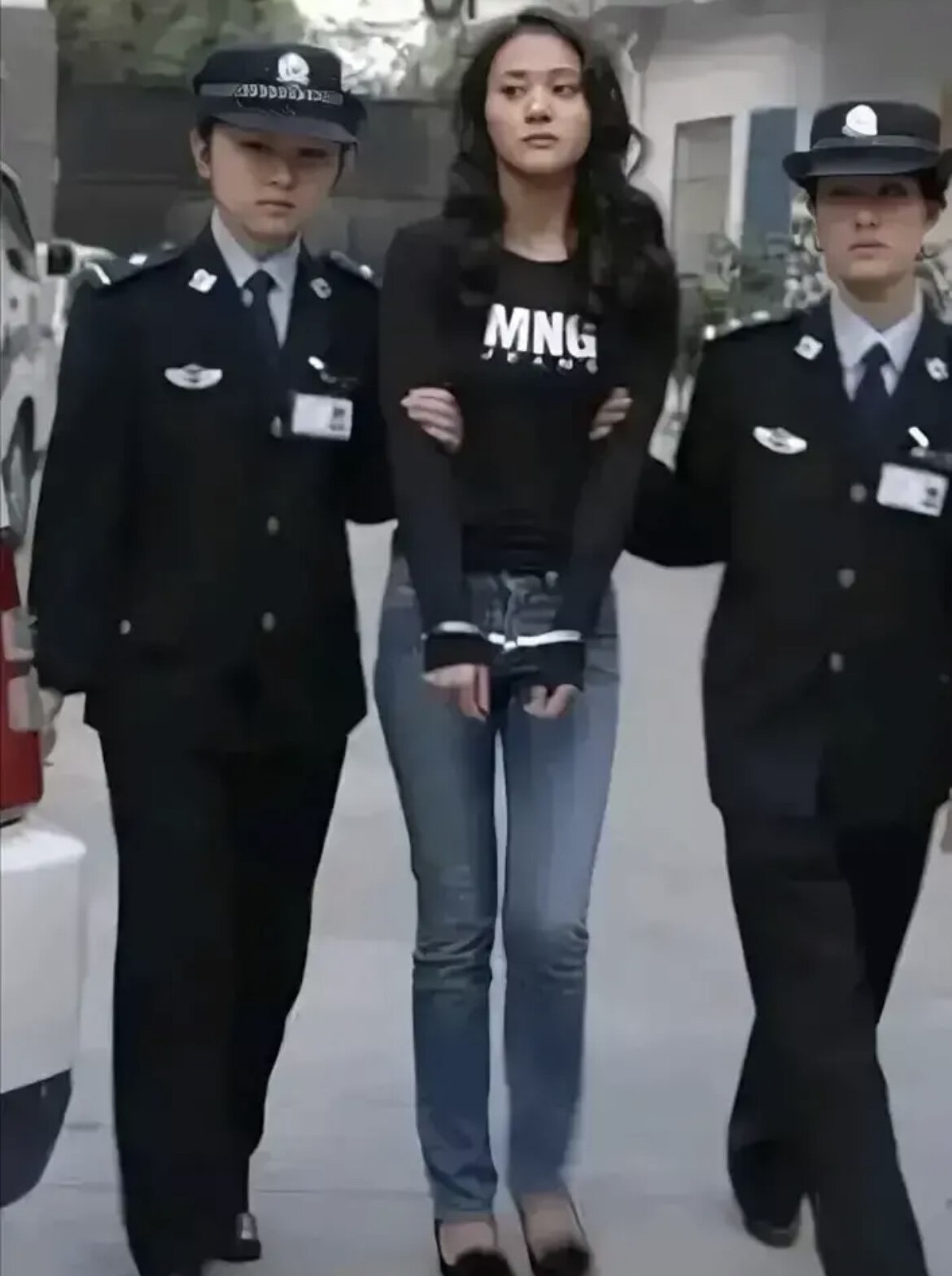 女警押犯人图片