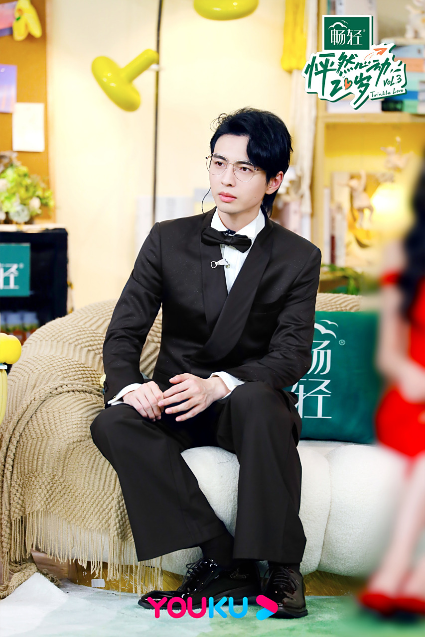 怦然心动20岁#蒲熠星 黑色西装搭配蝴蝶领结十分精致,是校园舞会珊苘