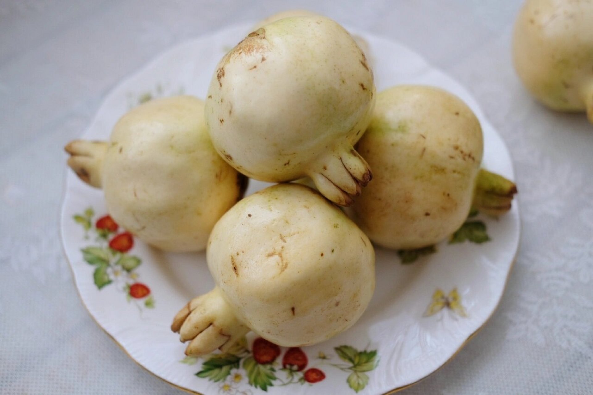 安徽怀远白玉石籽石榴 看起来白玉无瑕,以为没有成熟,其实意见是熟透