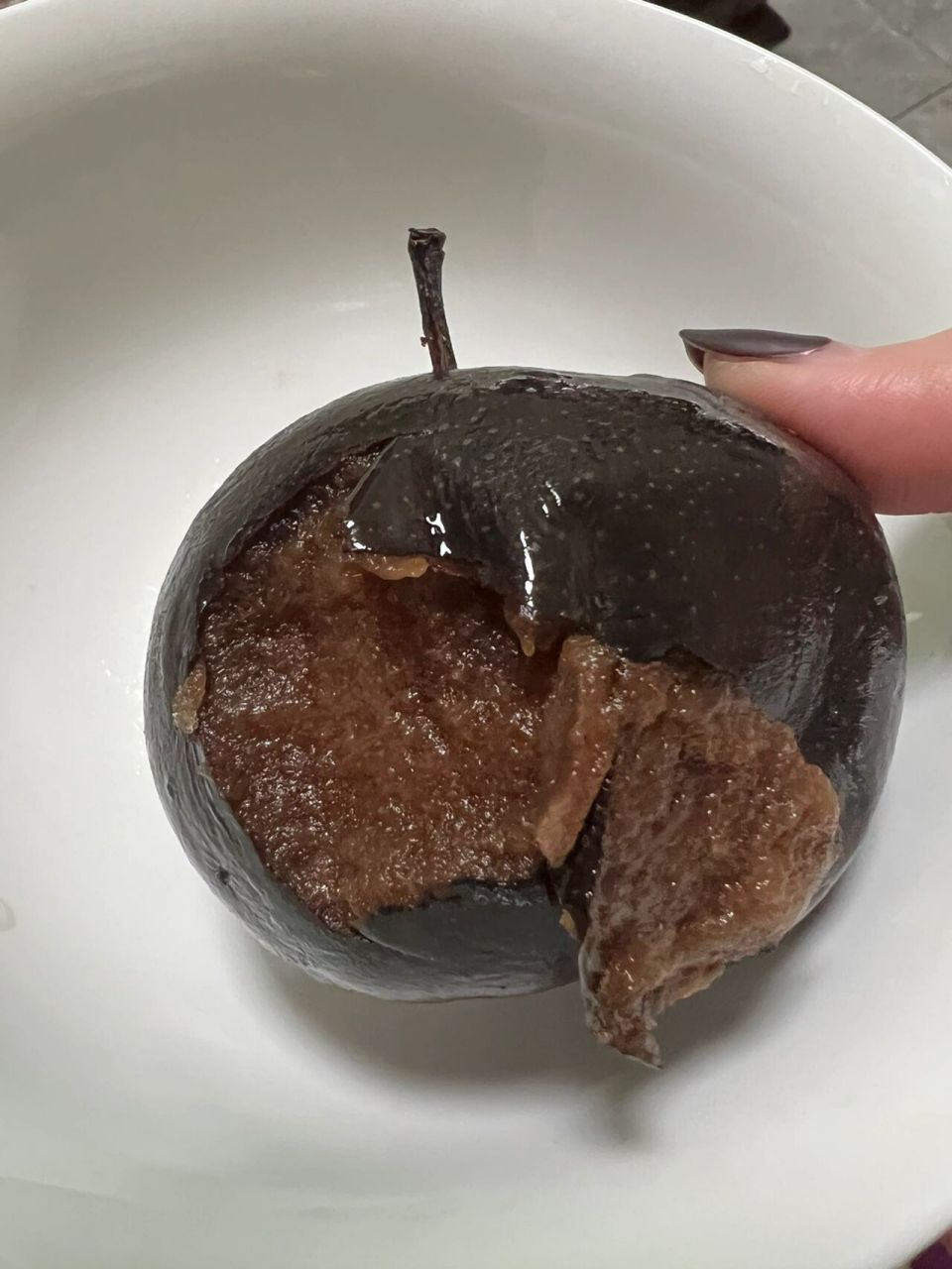 冻梨是这样子的吗? 咬开一股烂果子味?我看其他姐妹说是酒味!