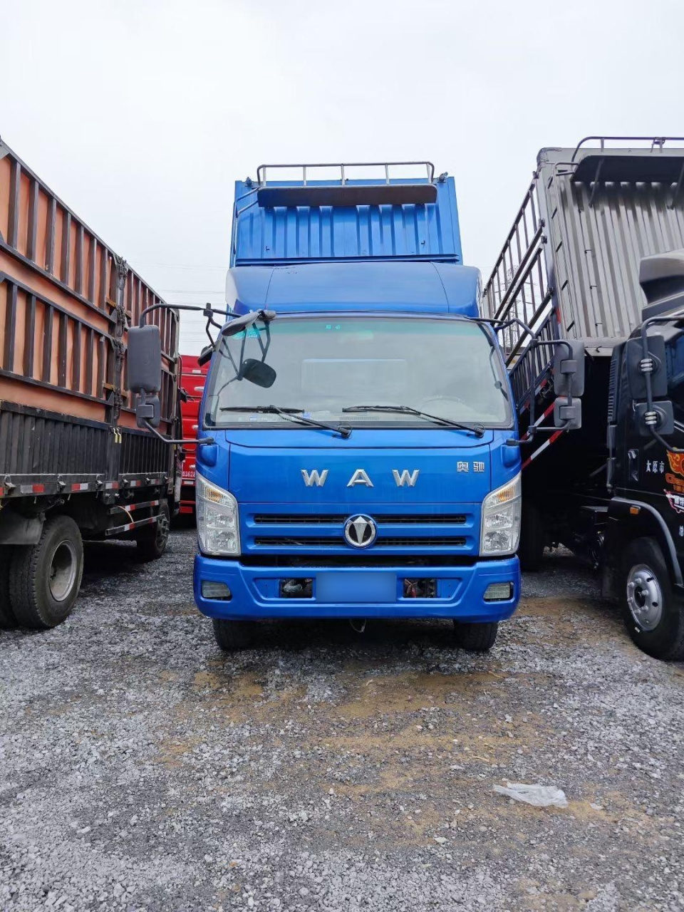 新到18年59715奥驰x3原车高栏自卸,车已审到明年,8档高低速,潍柴