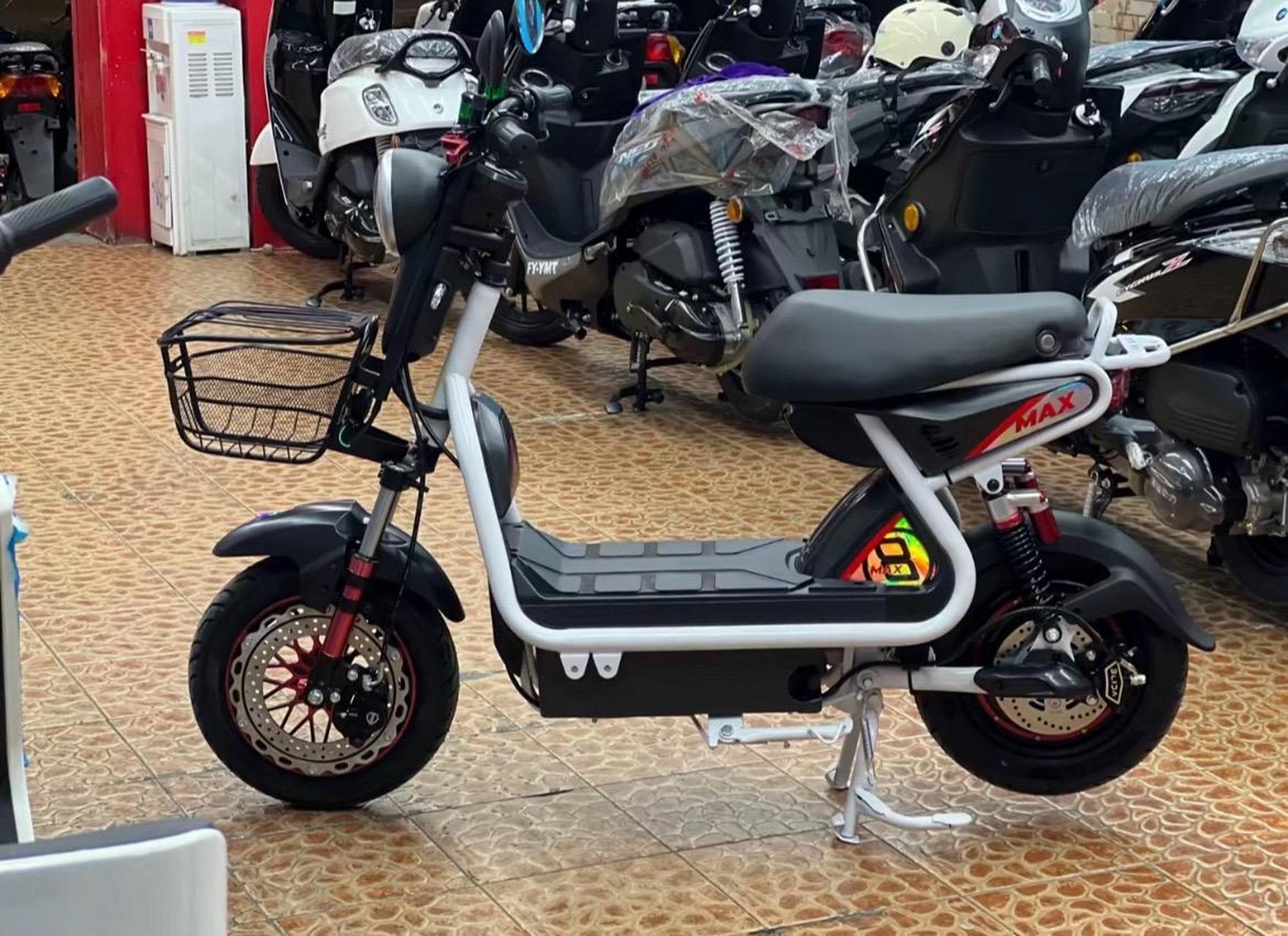 极酷s高配电动车,高配前后碟刹,防滑轮胎,72v20安,续航里程75公里左右