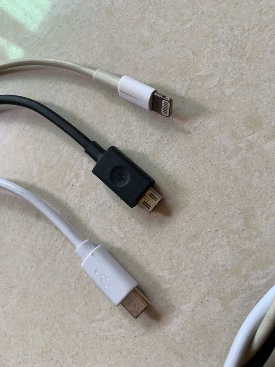 三合一数据线刚好用完,各种线又一大堆,于是就把三种口各抽一根,拿个