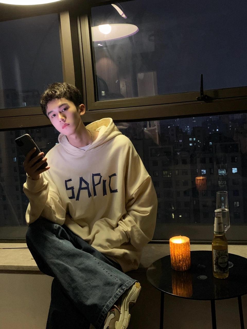 在家里其实也可以拍出好看的照片,好看的定义是得有氛围感,想要营造
