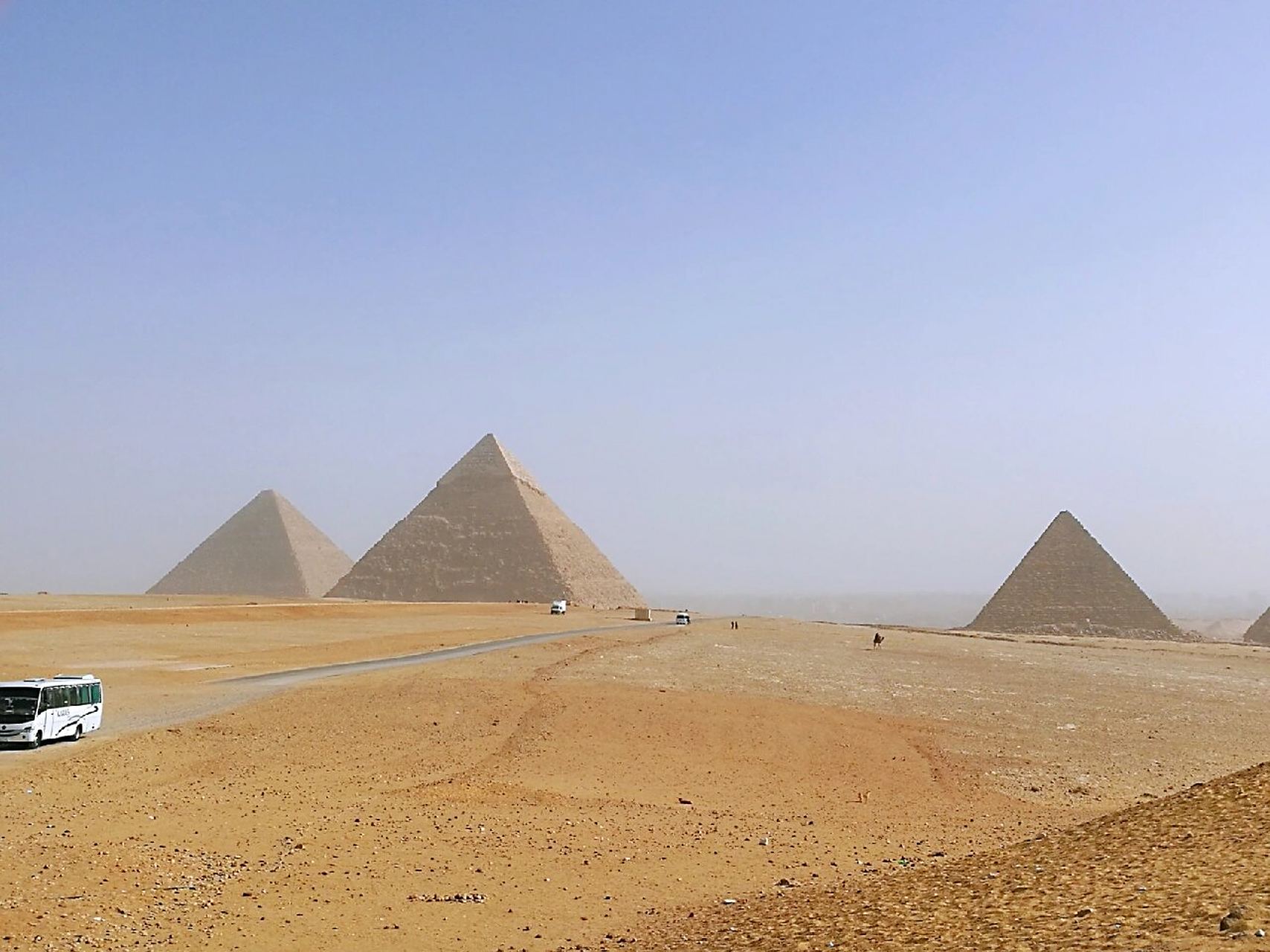 胡夫金字塔,是埃及金字塔最突出的一个,高146.