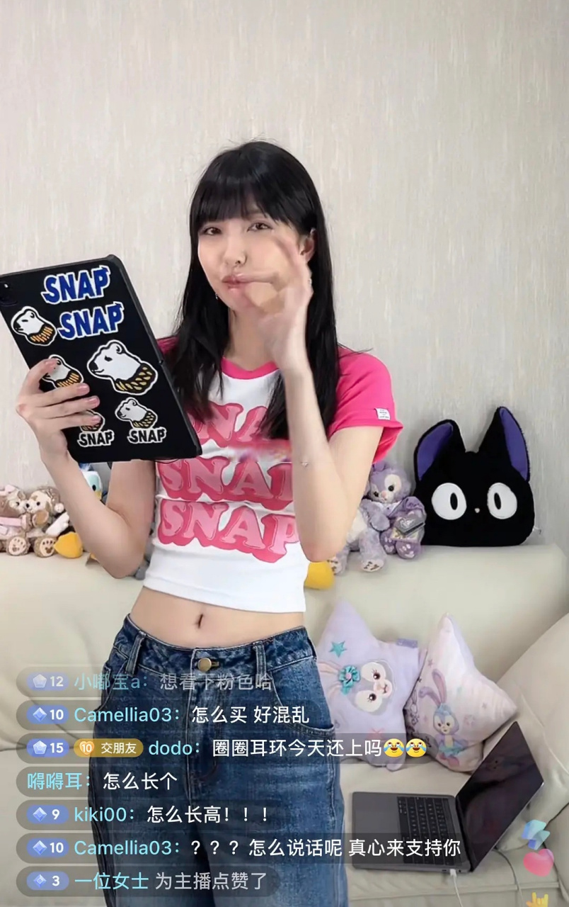 豆得儿直播,粉丝骂她是三,助理小声骂粉丝是"sabi",听得很清楚,太无语