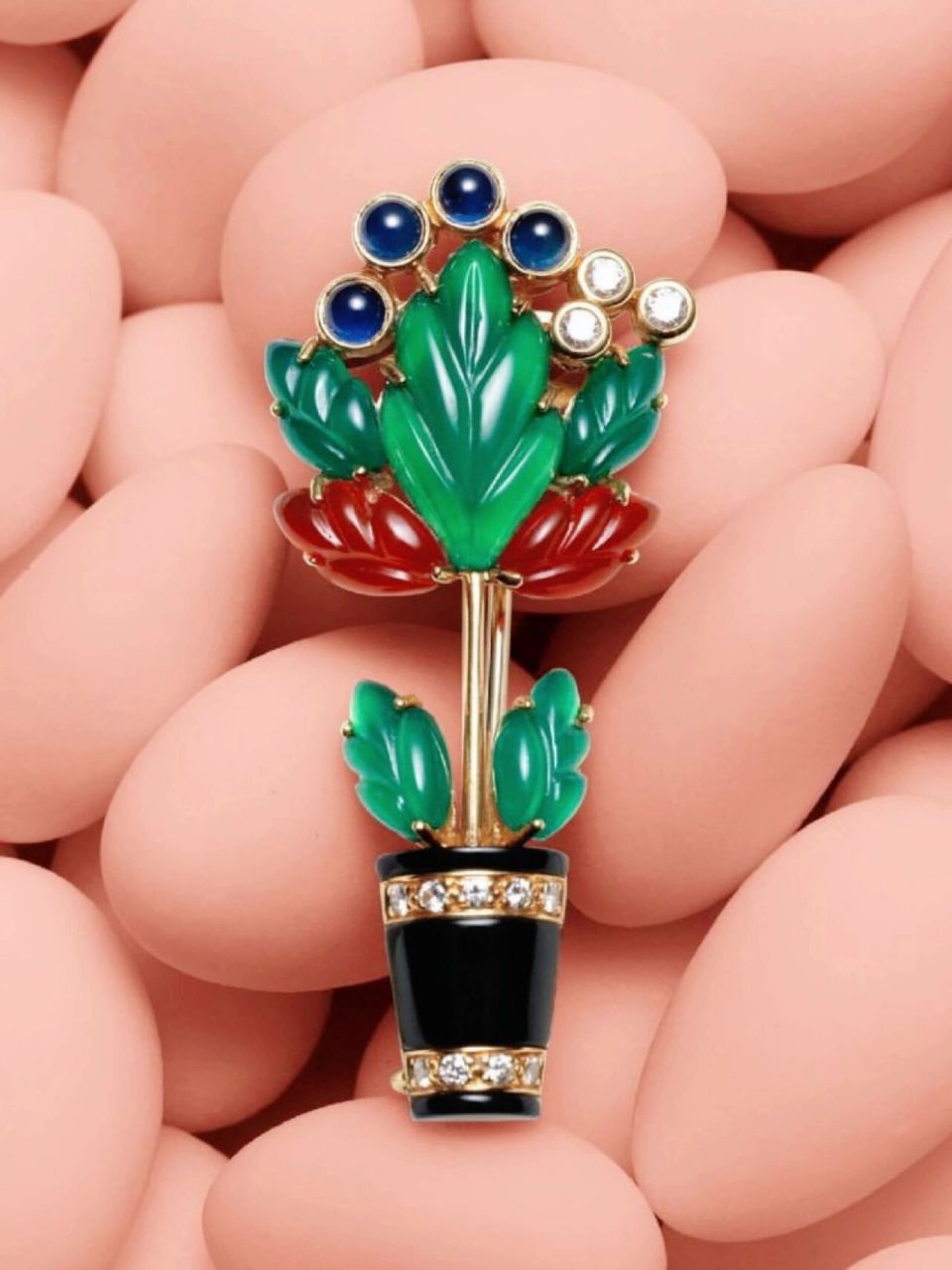 欣赏一组cartier卡地亚古董/vintage胸针: 扛着金扫帚的傲娇玉髓雪人