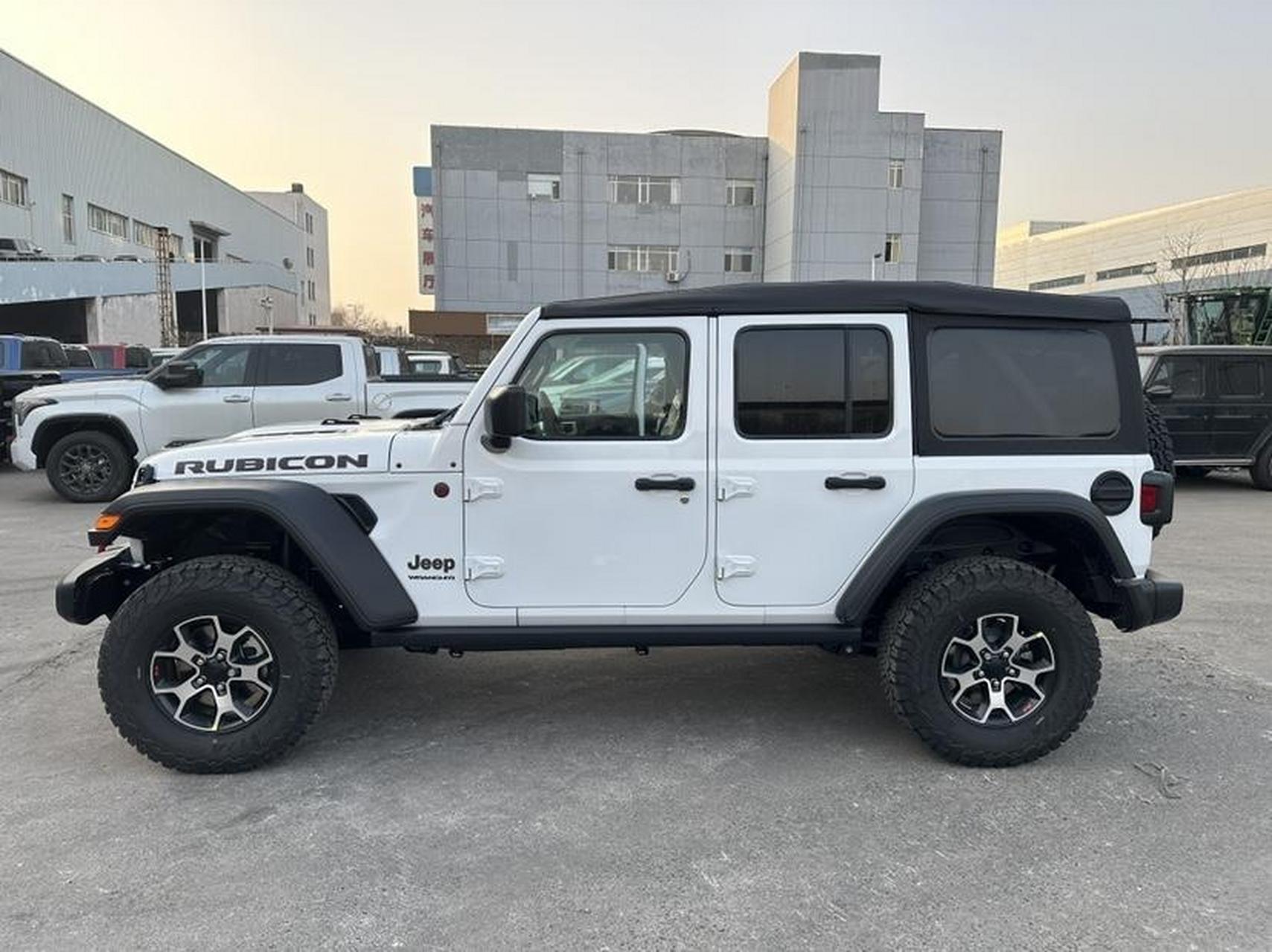 jeep牧马人 手动软顶敞篷!性价比高的越野车推荐