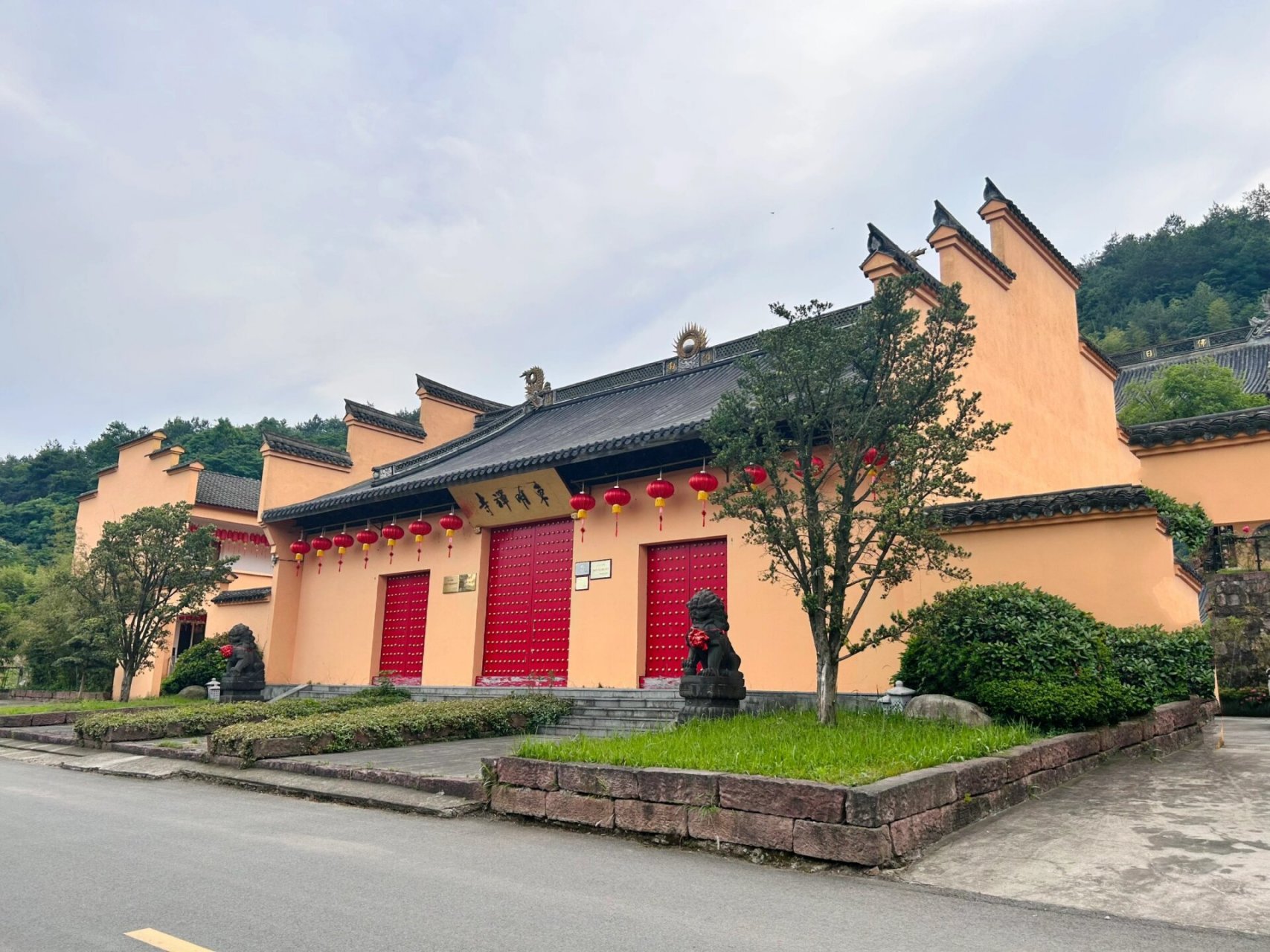 探访余姚千年古刹|东明禅寺 东明禅寺位于余姚红色革命老区梁弄古镇