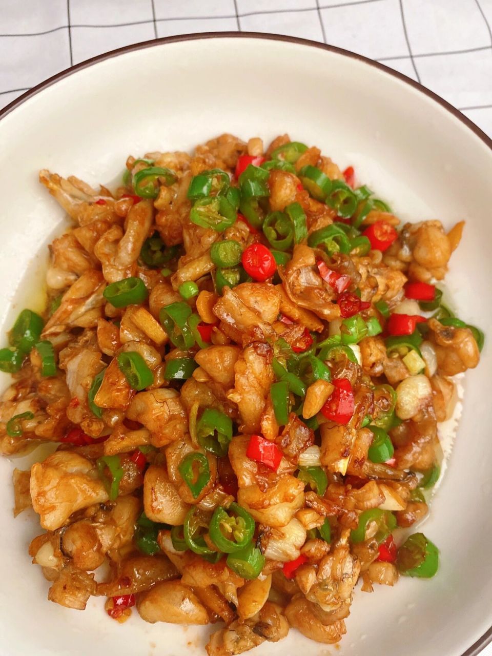 爆炒牛蛙 今日份家常菜7815  15分钟可以搞定哦 准备食材:牛蛙2-3