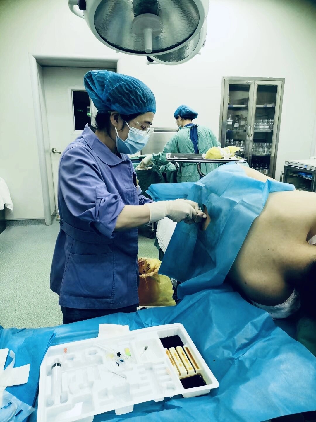 凌晨2点的手术室依旧灯火通明 ,瘢痕子宫临产的孕妈妈准备迎接新生命
