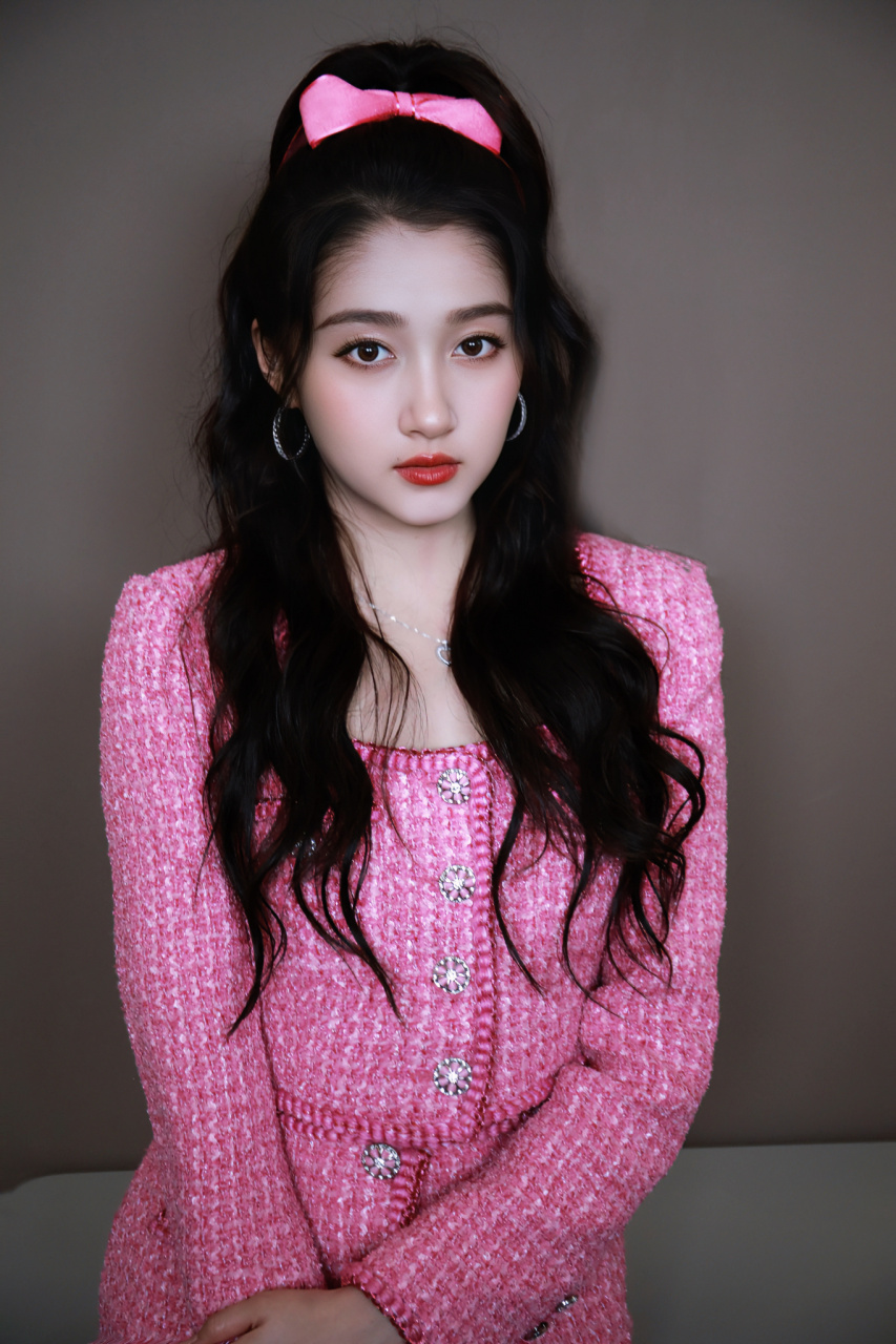 甜酷彤上线96关晓彤 活力满满与你共度国庆复工第一天～[兔子]