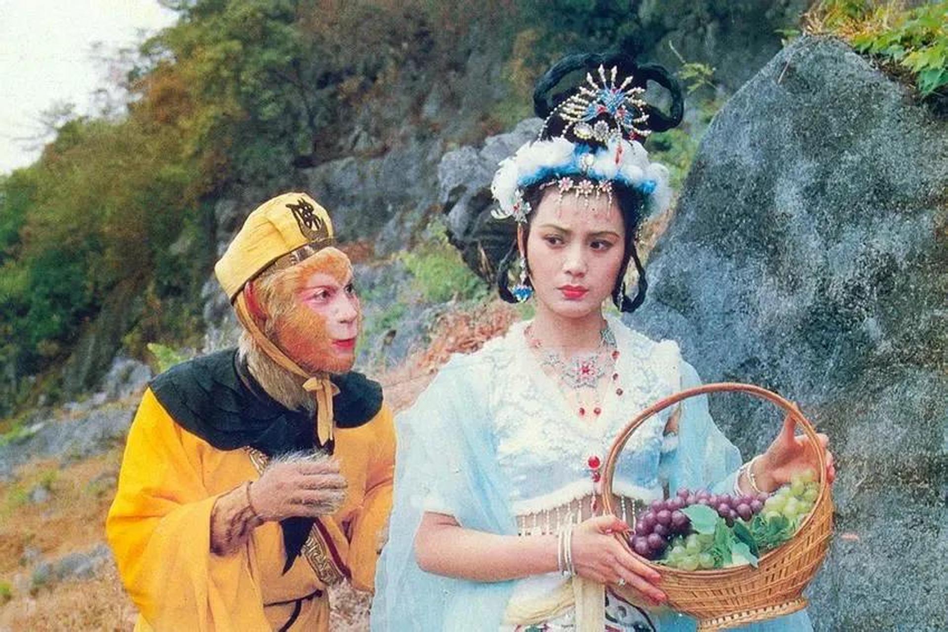 《西游记》吧,还有《济公》,这个年代的电视剧真的很少看,就这两个