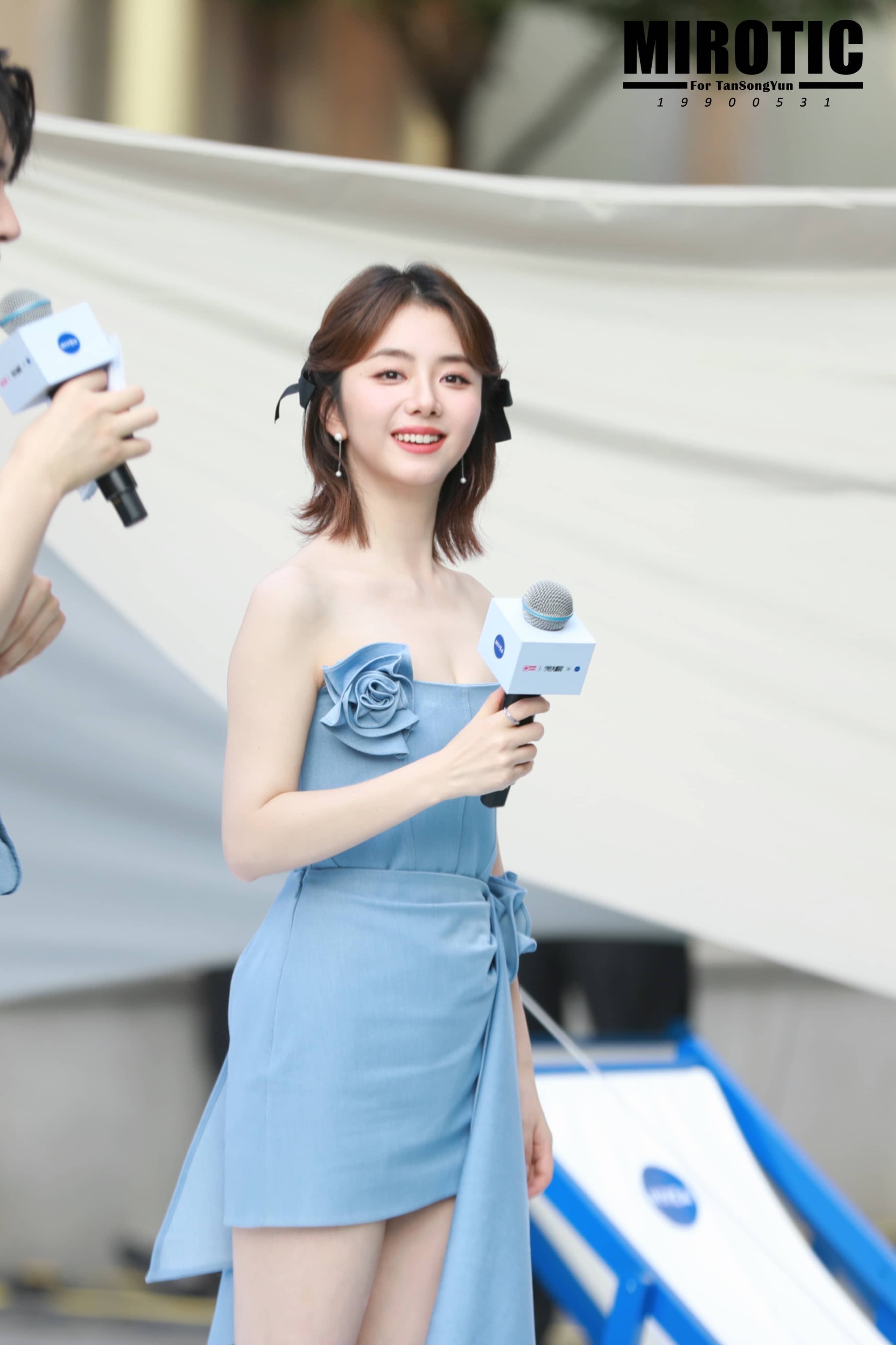 谭松韵蓝色抹胸花朵裙少女感满满