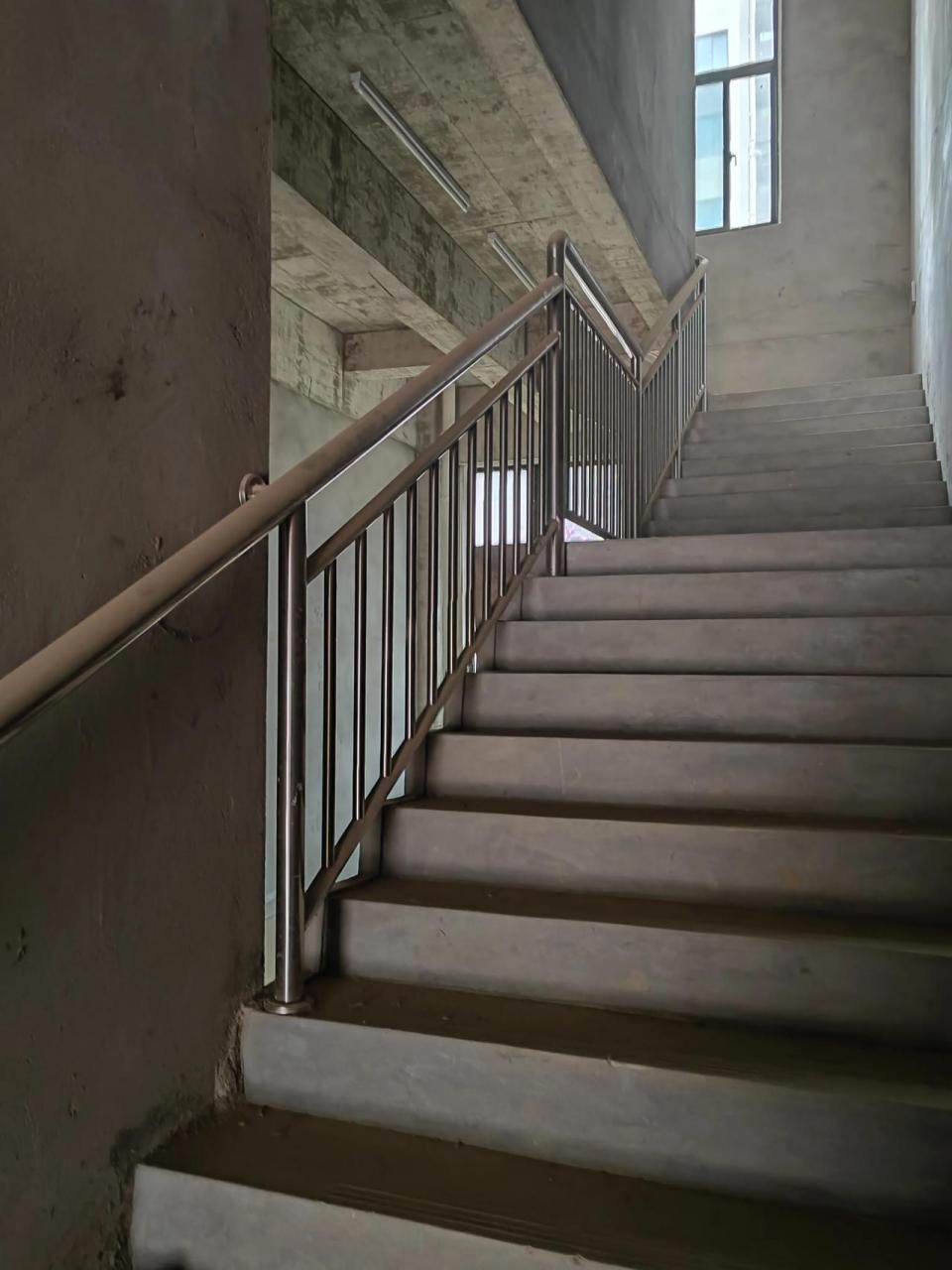 这是在工程消防验收现场拍摄的楼梯间照片,该建筑为高层公共建筑,其一