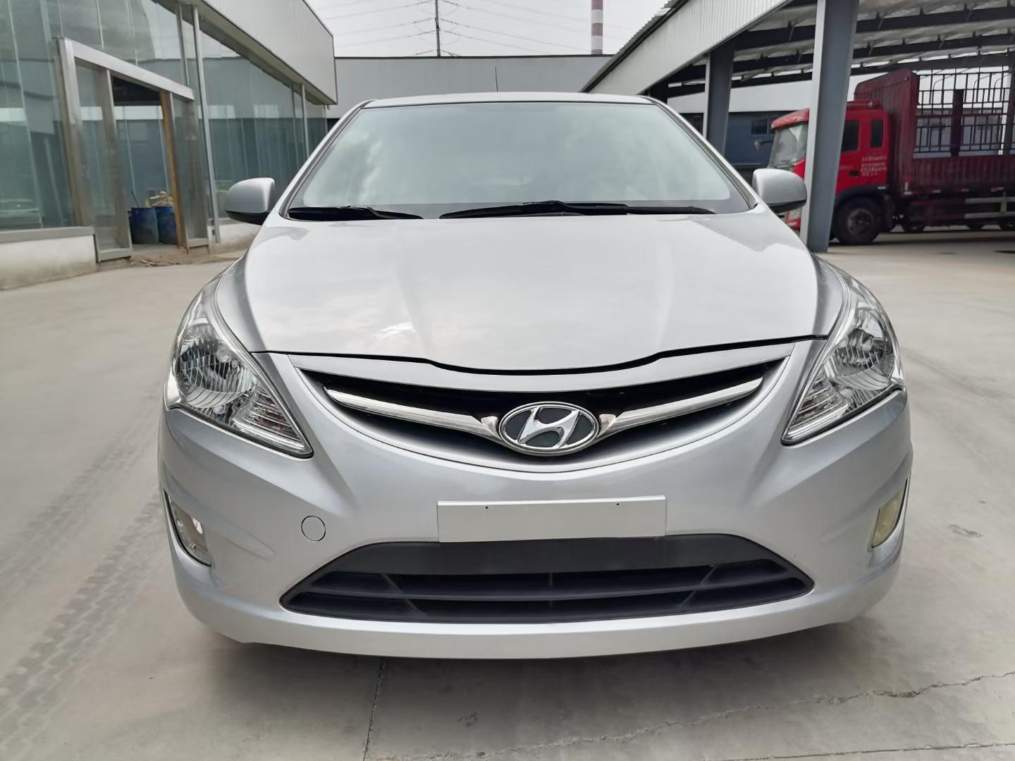 现代瑞纳两厢,1