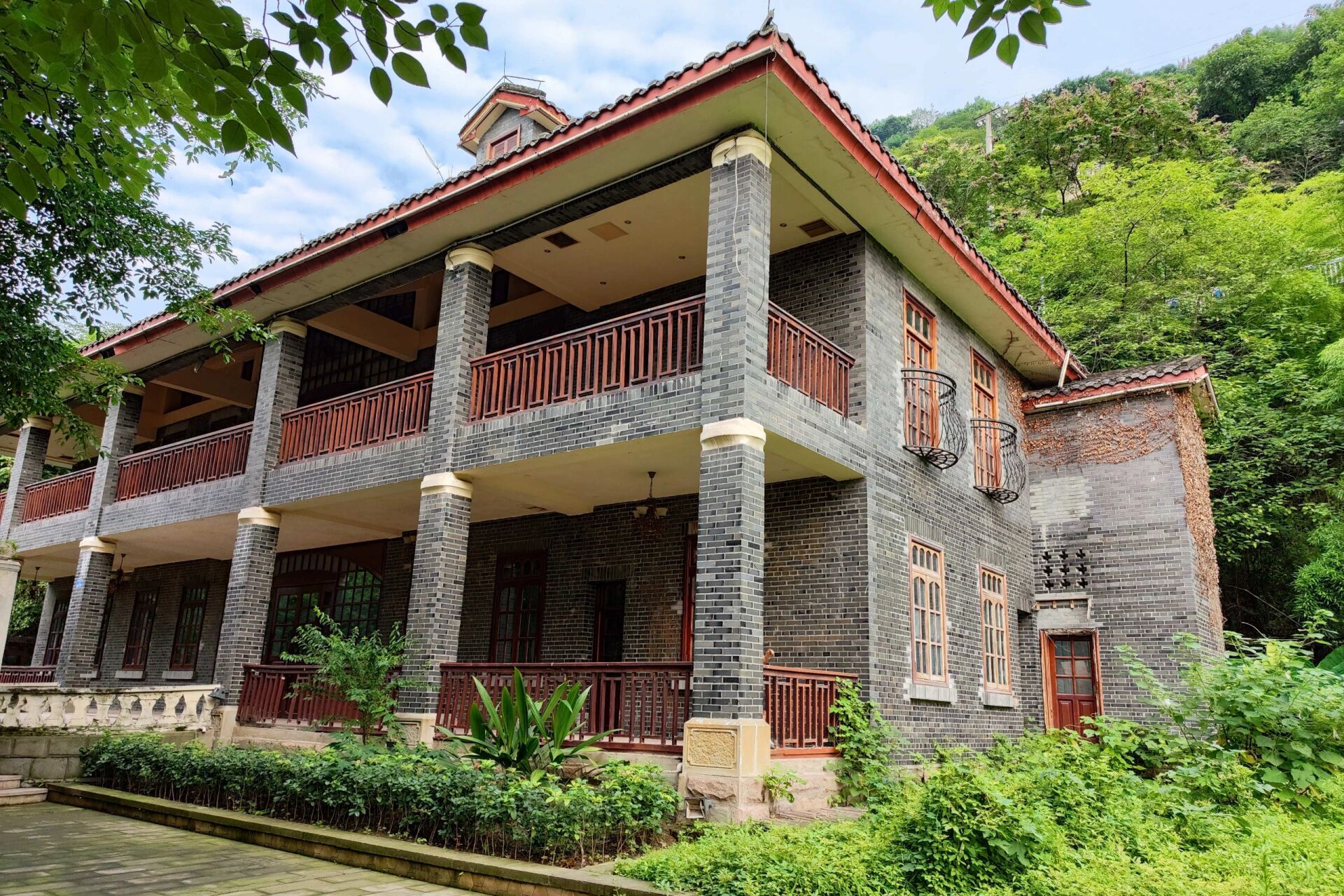 李子坝抗战遗址公园 93李子坝抗战遗址公园建于嘉陵江畔呈带状,因