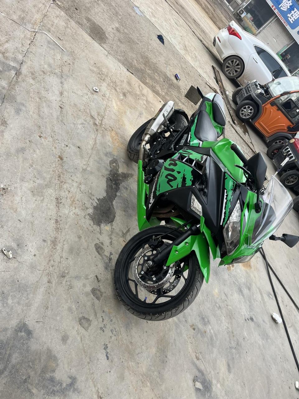 绿色:维森克双杠水冷电喷400cc发动机 白色:隆鑫单杠风冷电喷200cc