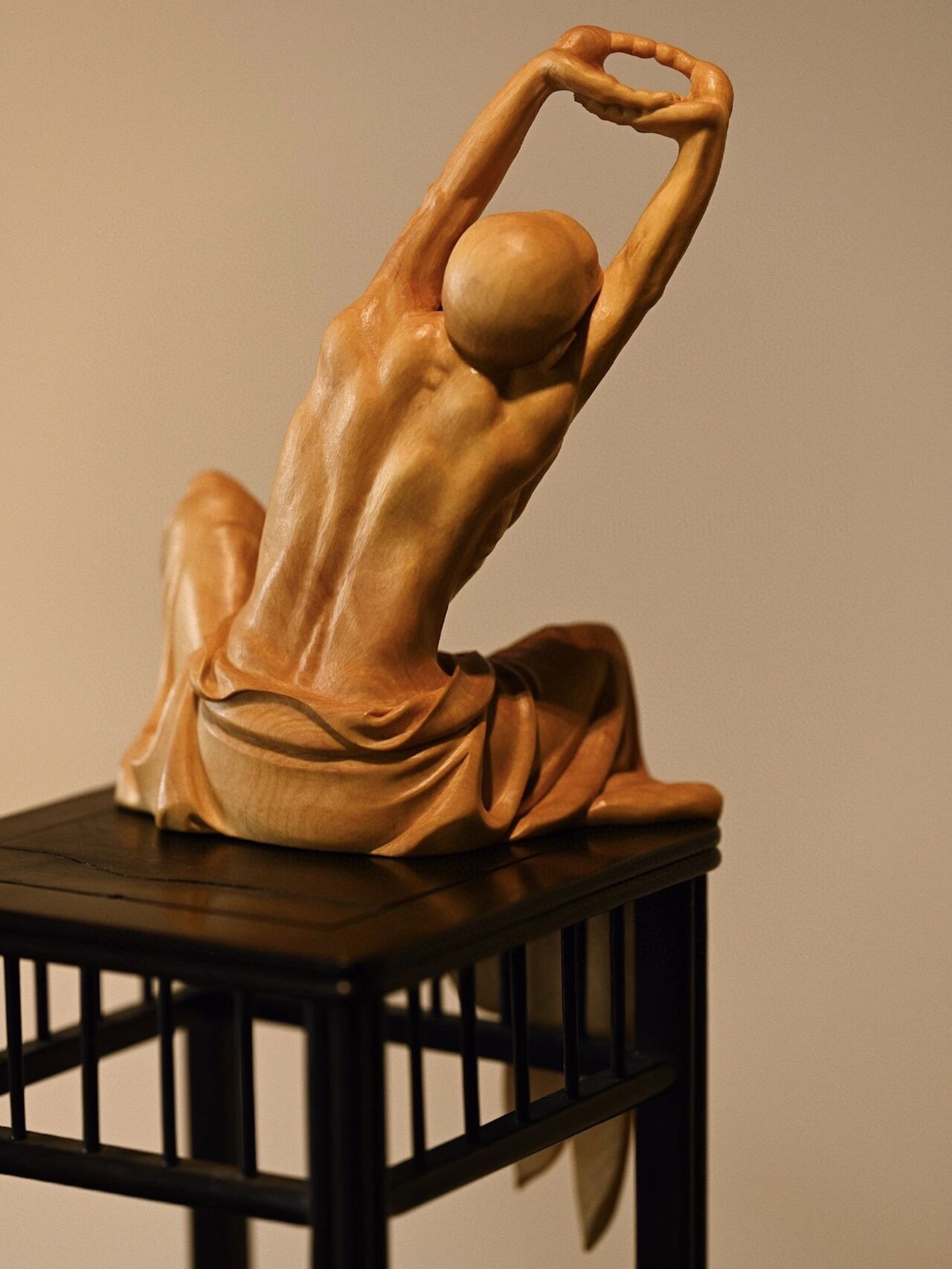 文人举重罗汉木雕练功人物举起手的雕塑人体木雕人物极简木雕罗 