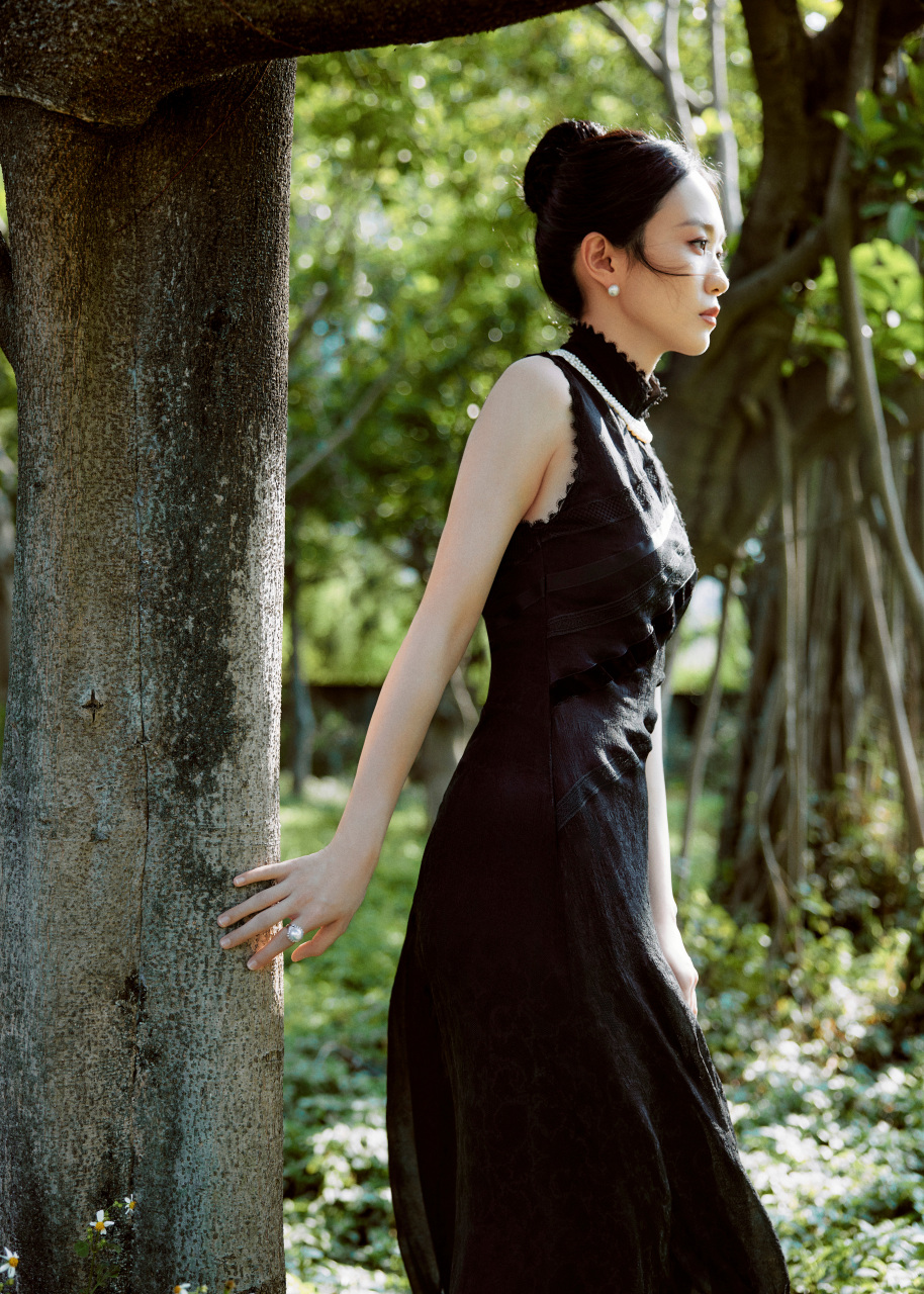 演员黄尧 出席#金鸡奖提名者表彰仪式# ,她身穿新中式黑色旗袍,恬静