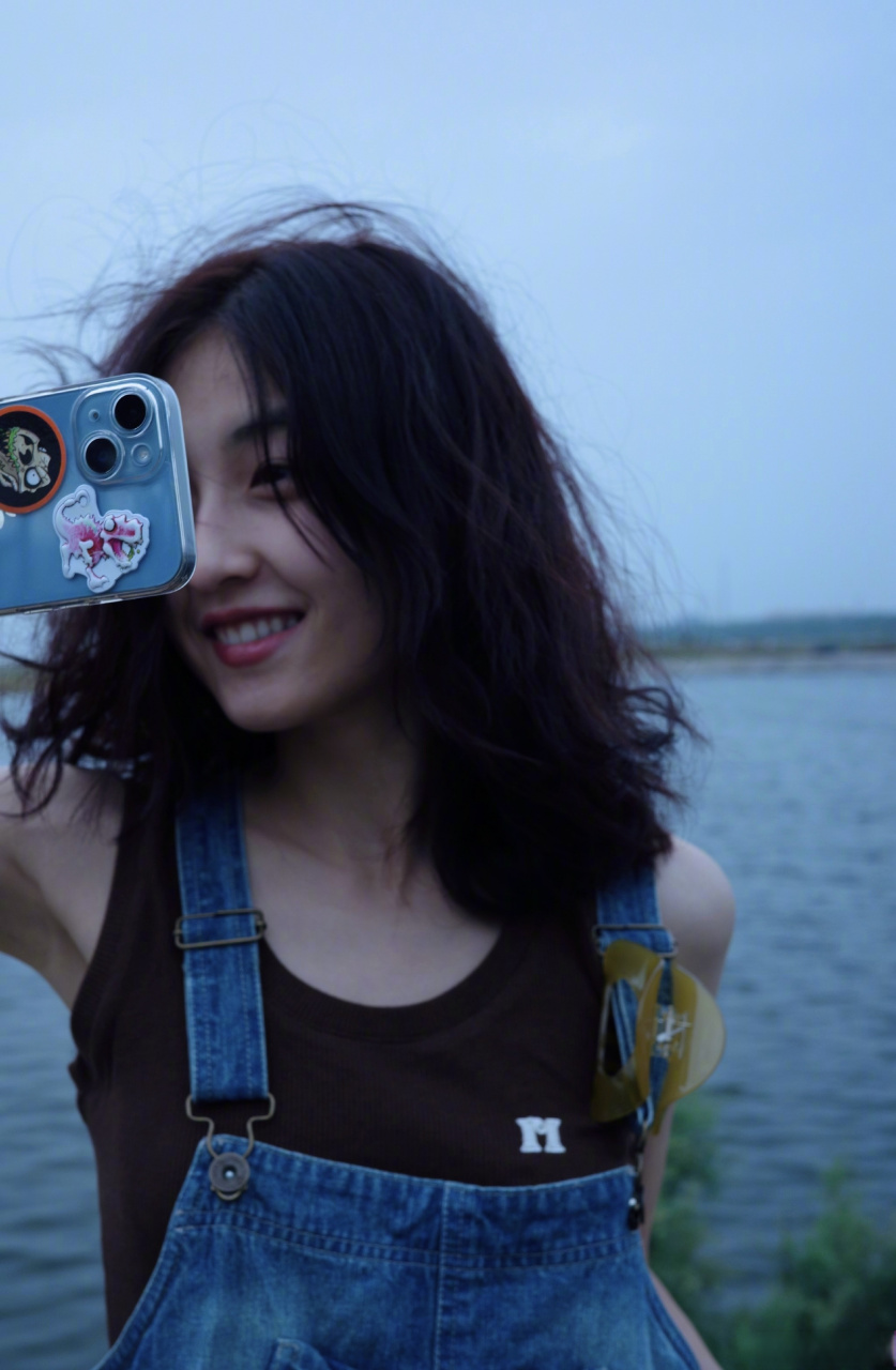 张子枫指甲可太显眼了# 头像大户为你投送新的头像注意查收[色]