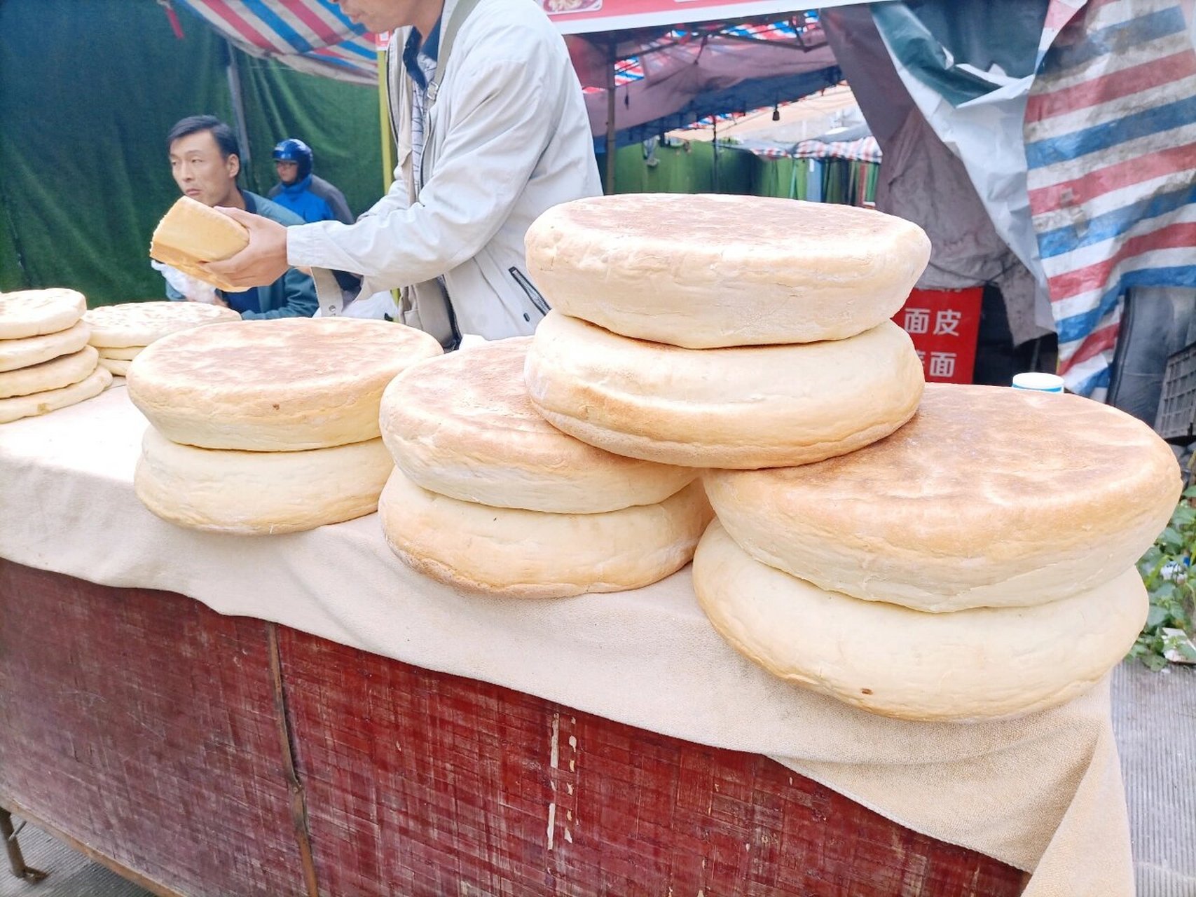 omg比脸还大的 西和锅盔 在陇南西和县,有一种特色食品名叫锅盔,很受
