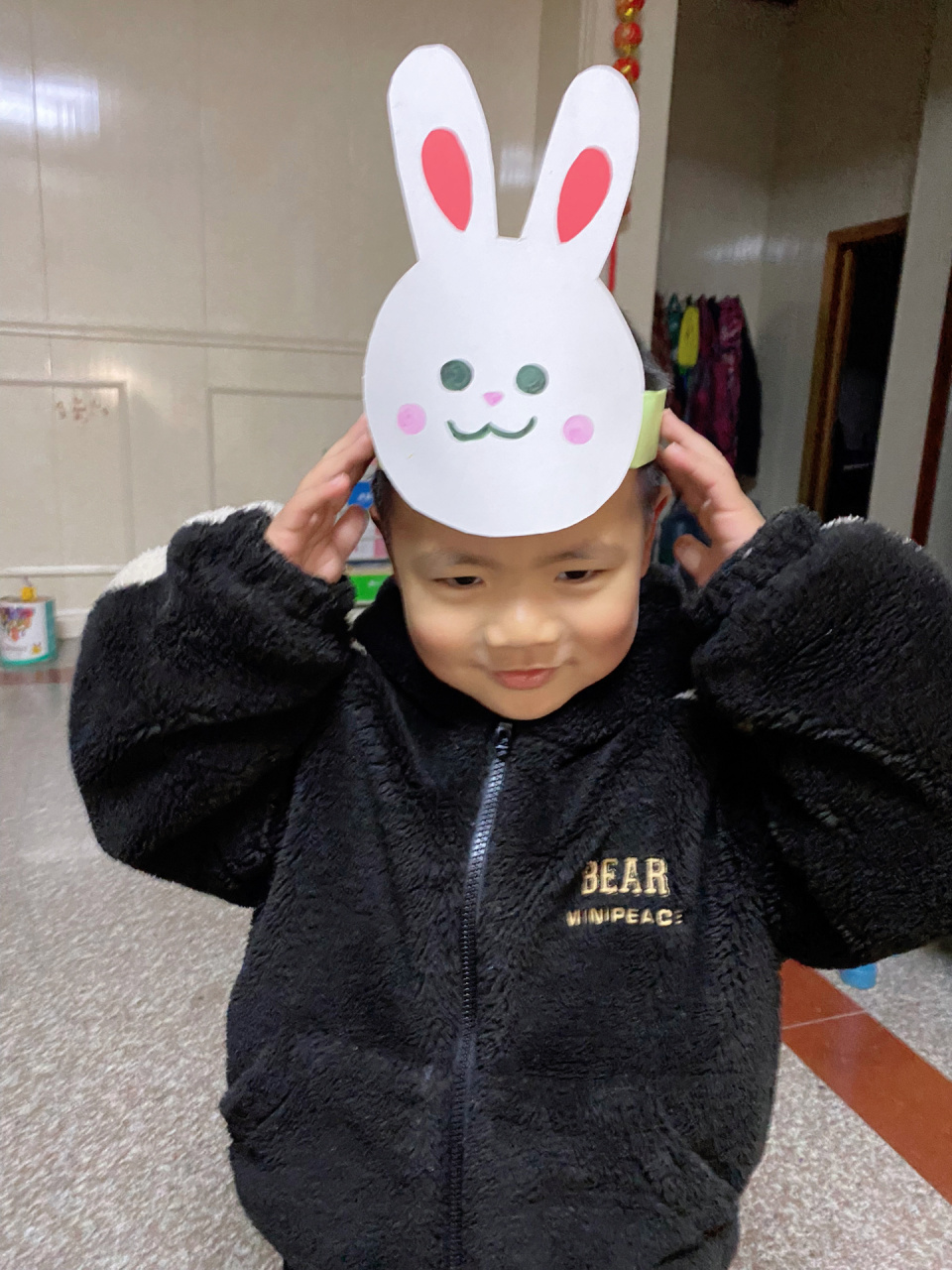 正月十六幼儿园就要开学了,开学第一天老师要求小朋友带兔子头饰