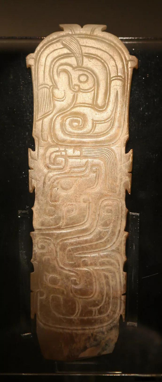 西周的龙凤合体玉礼器,凤的地位明显高于龙