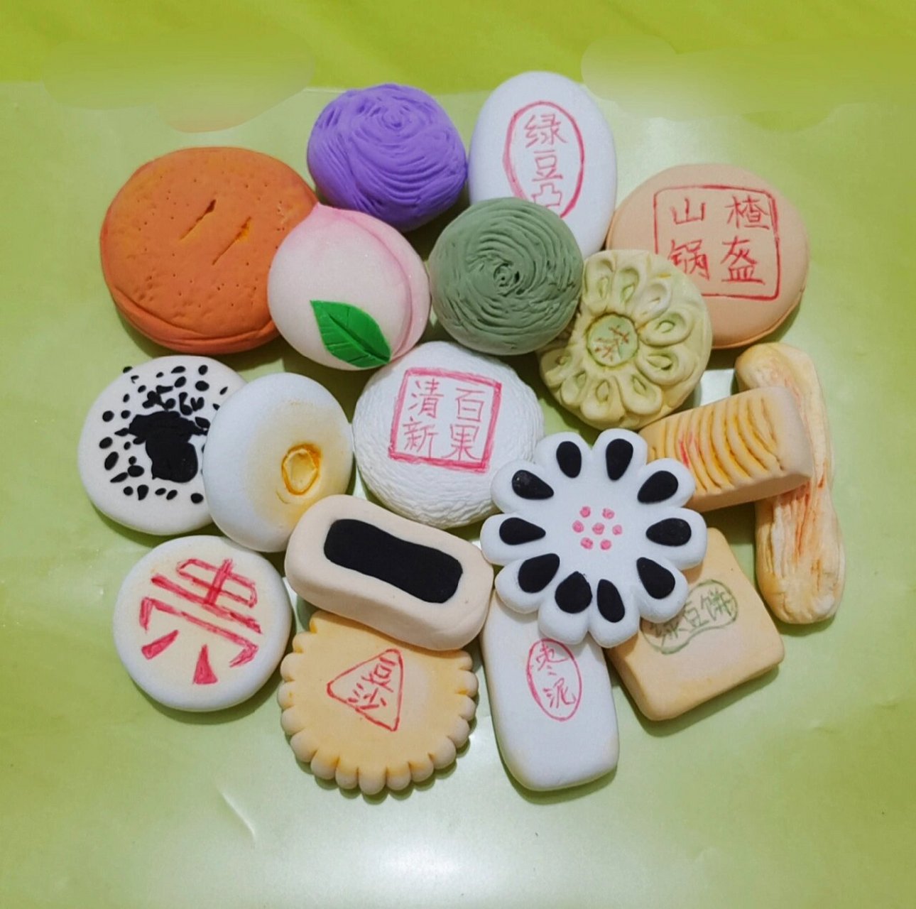 又用超轻粘土捏了一套稻香村糕点 虽然不能吃,但是做摆件挺好看