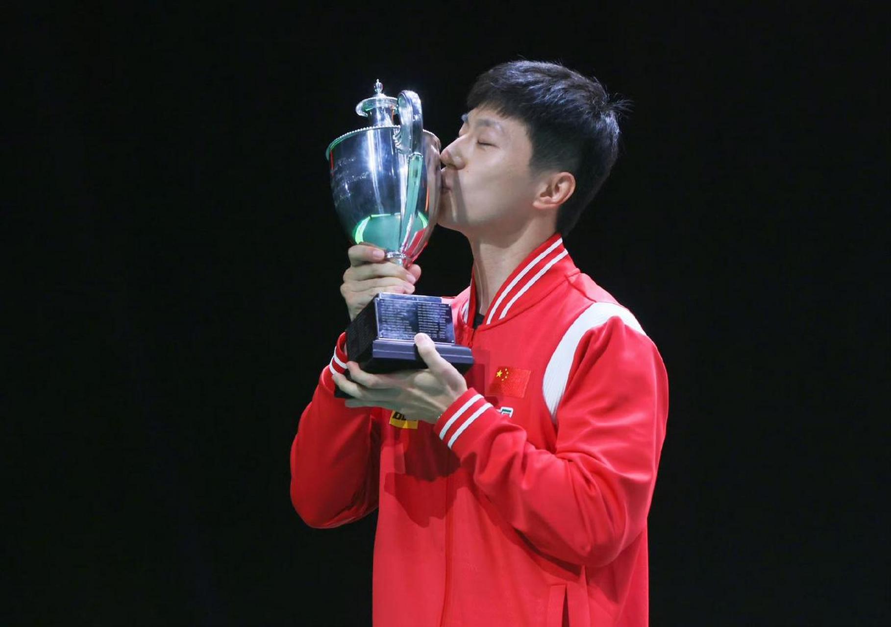 马龙亲吻复刻杯  给大家介绍一下复刻杯是什么,世乒赛男单冠军的奖杯