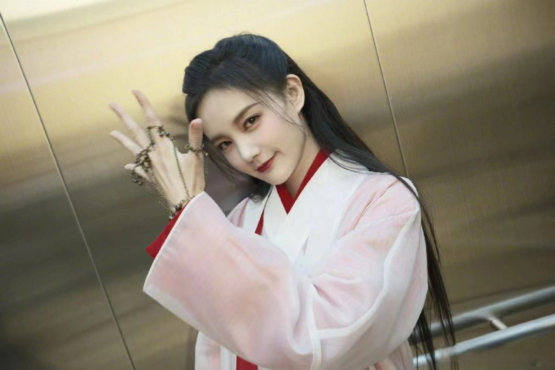 才发现李一桐的手这么好看呢