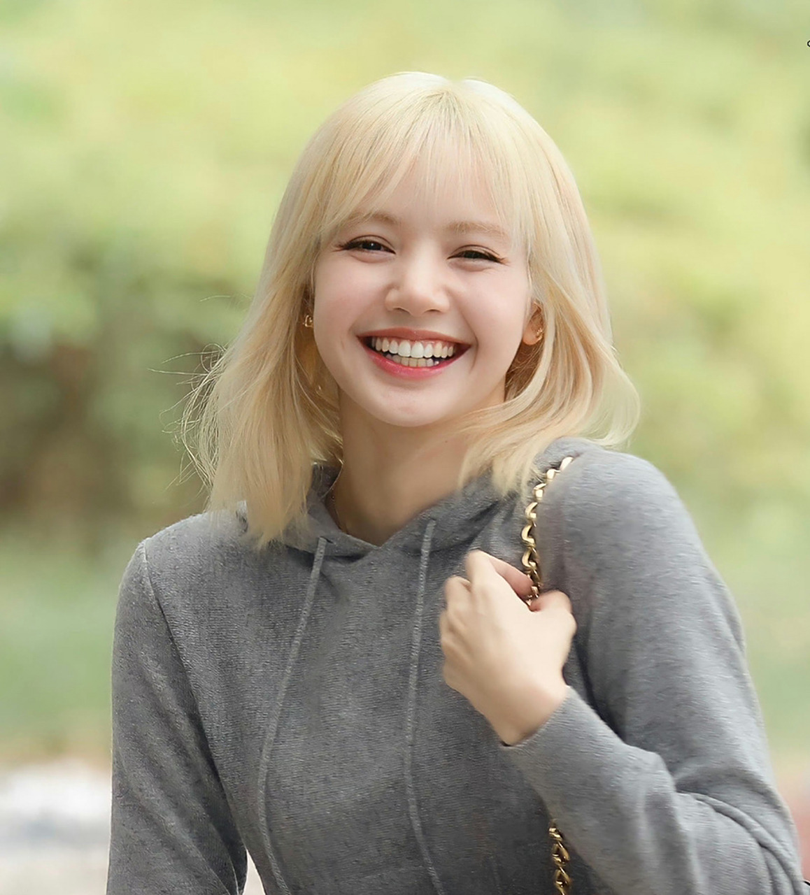 没了刘海差点儿没认出来……适合自己的才是最好的,有刘海的lisa好美!