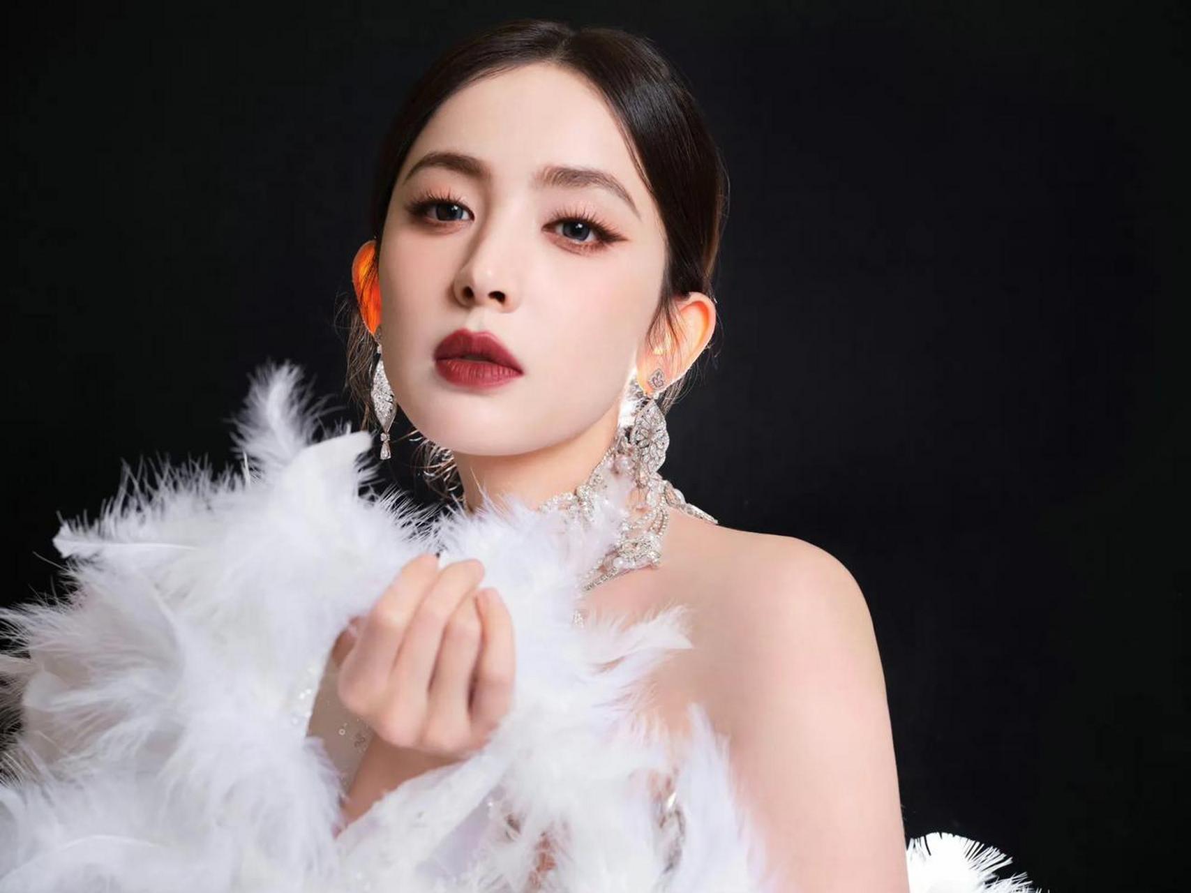 最新红毯造型,两个异域风格的女星,古力娜扎和迪丽热巴,你觉得谁胜出