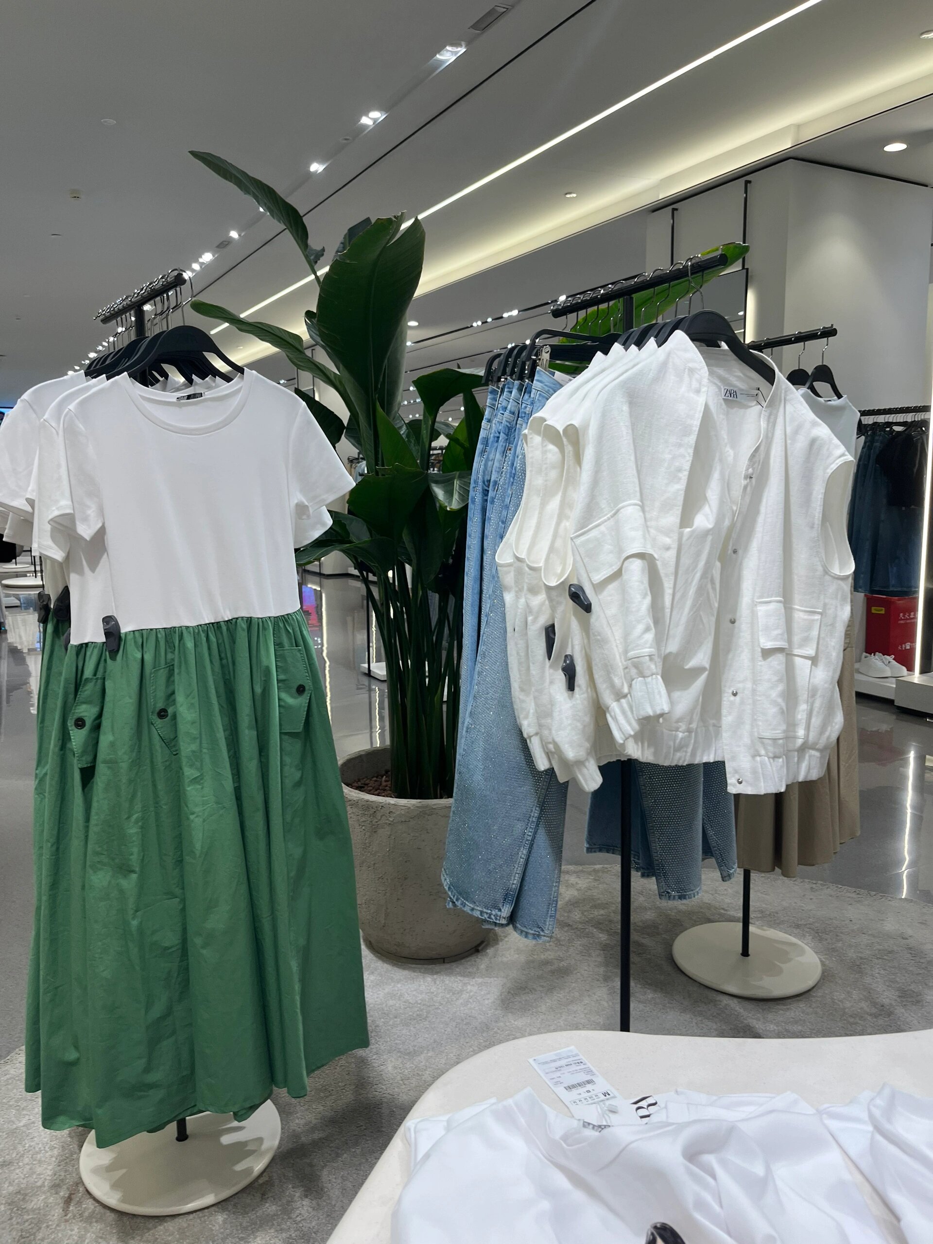 王府井大街店:一到三层女装,四楼男装童装.