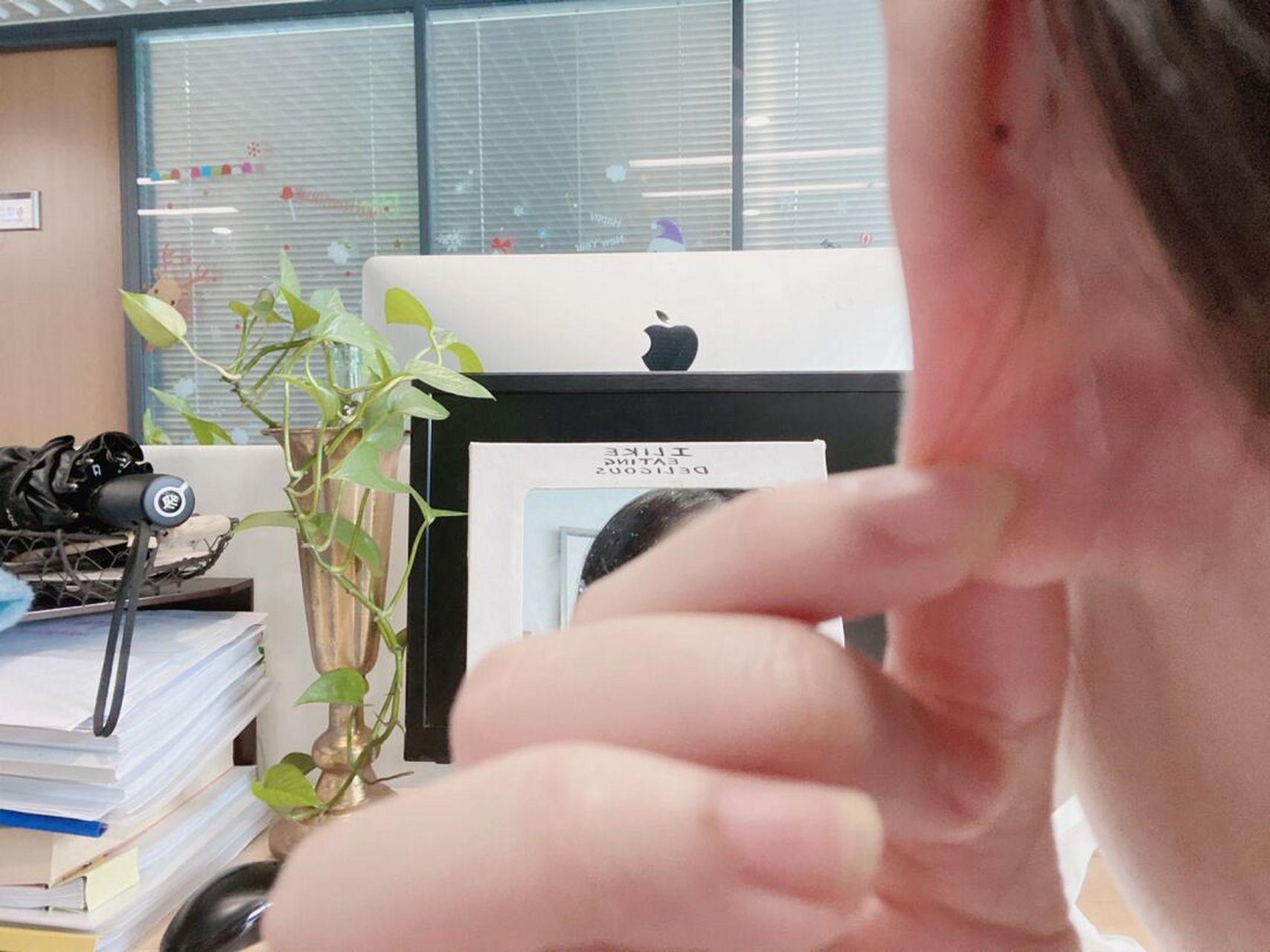 才发现我耳后有颗痣