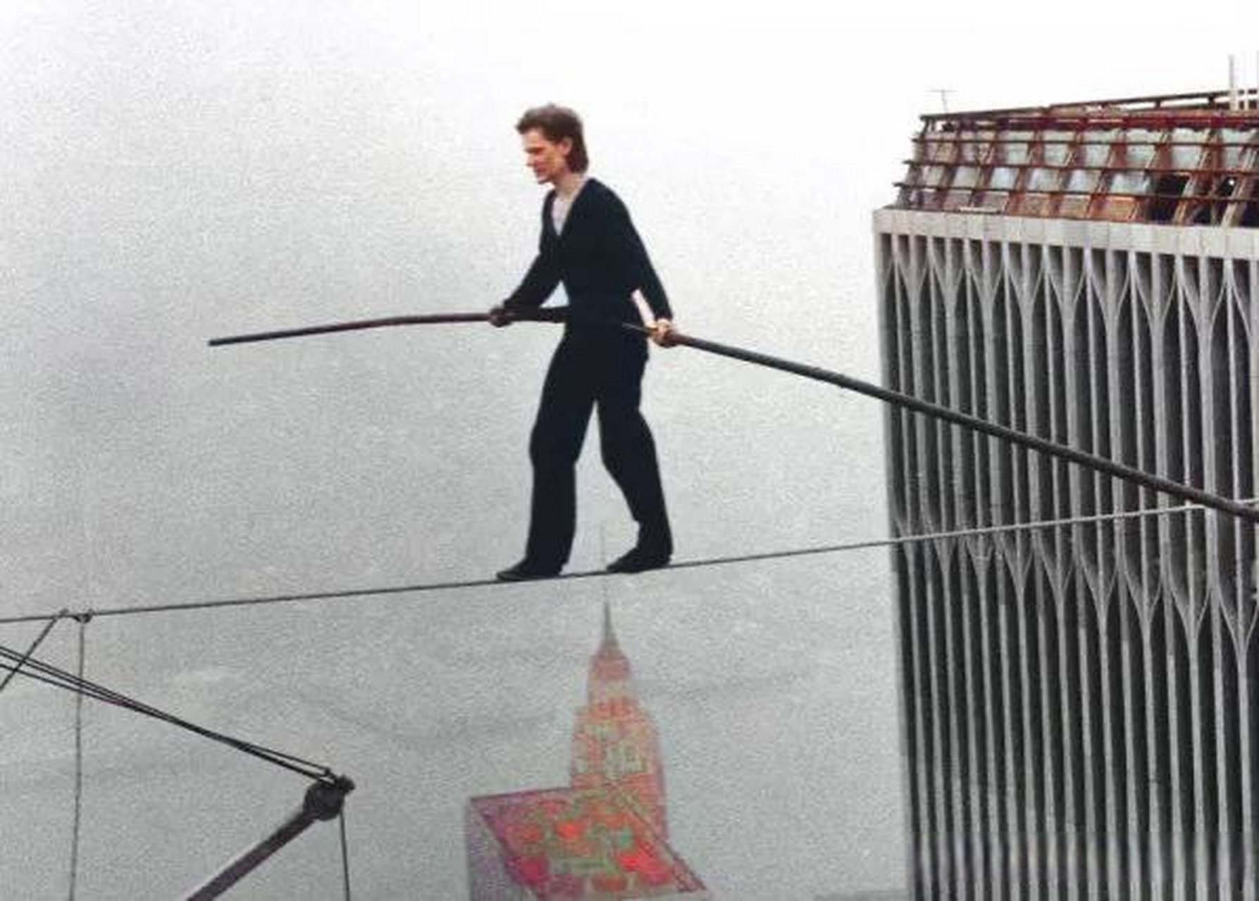 1974 年,菲利普·珀蒂 (philippe petit) 走在世贸中心双子塔之间的