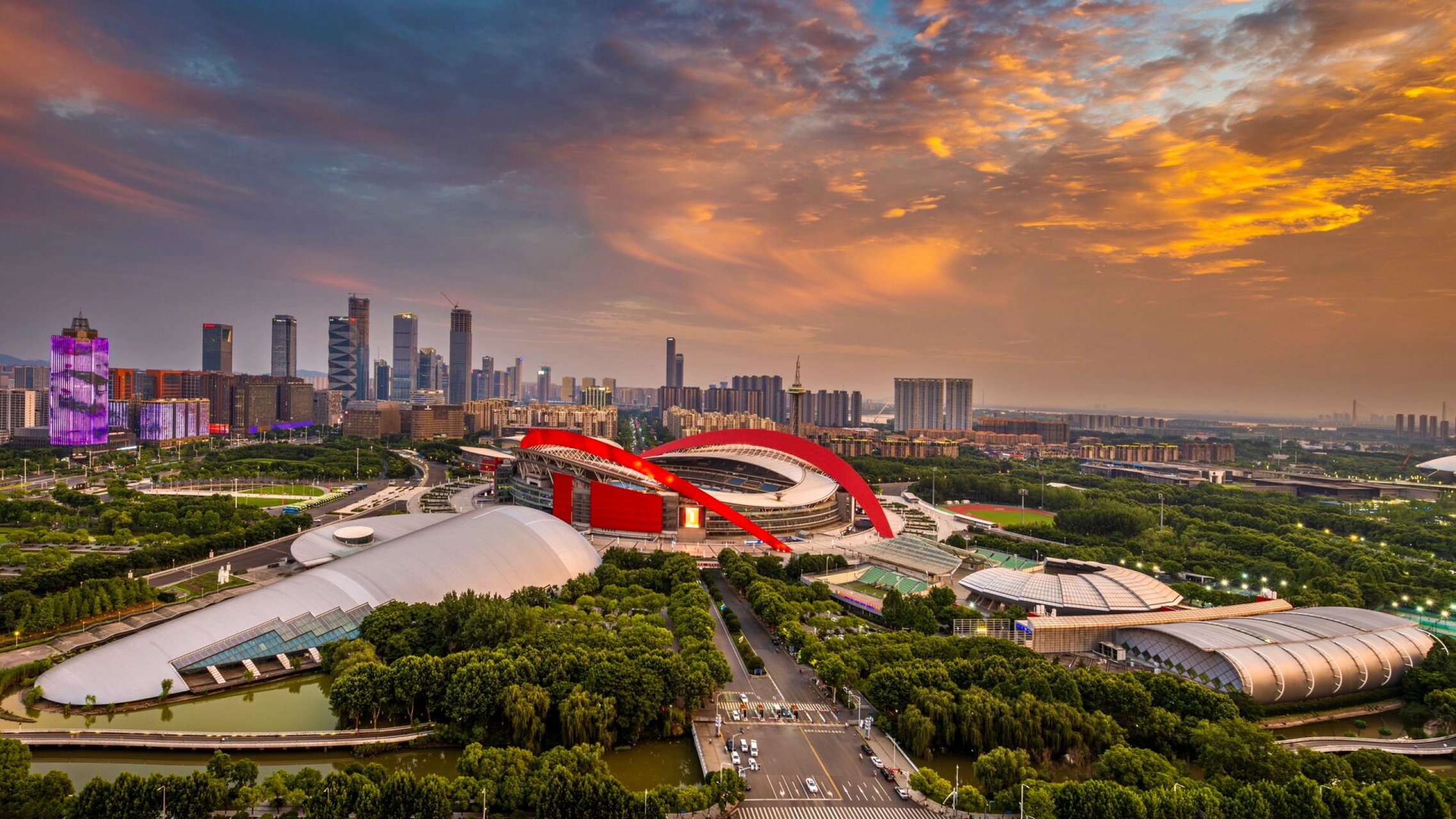 南京河西奥体中心 南京河西奥林匹克体育中心位于南京市建邺区河西